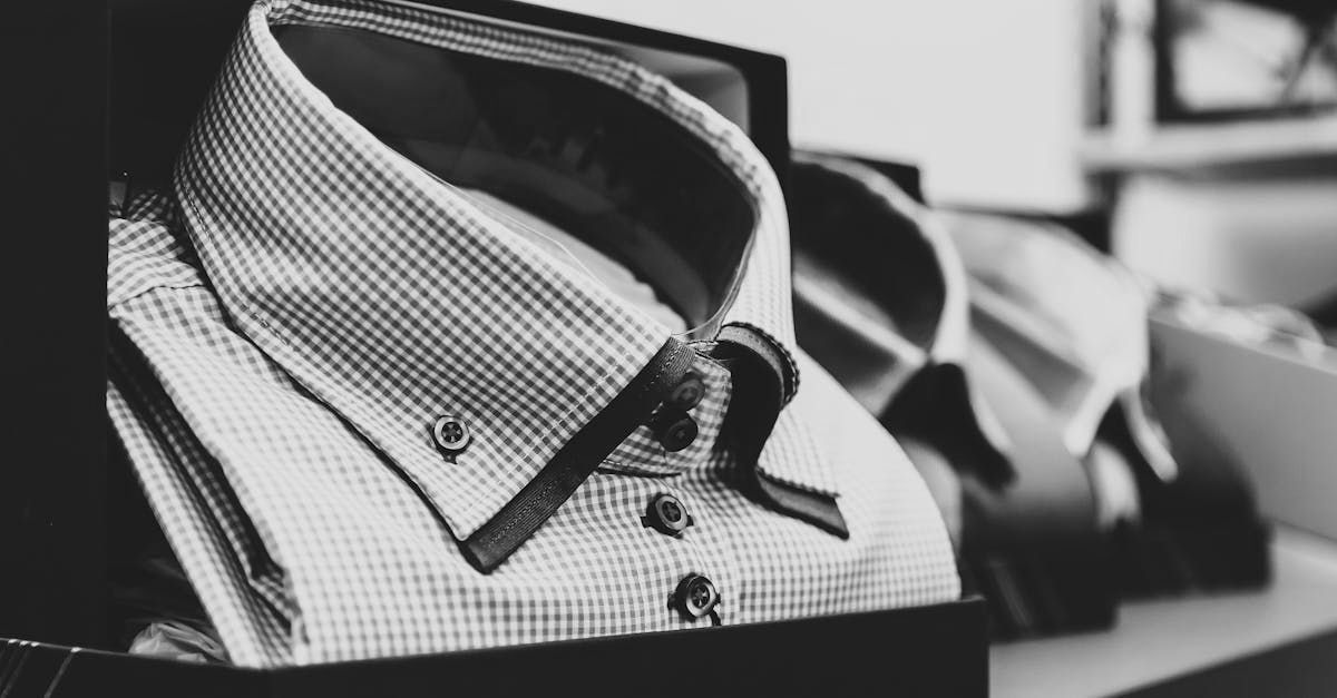 Una caja de camisas está en un estante de una tienda.