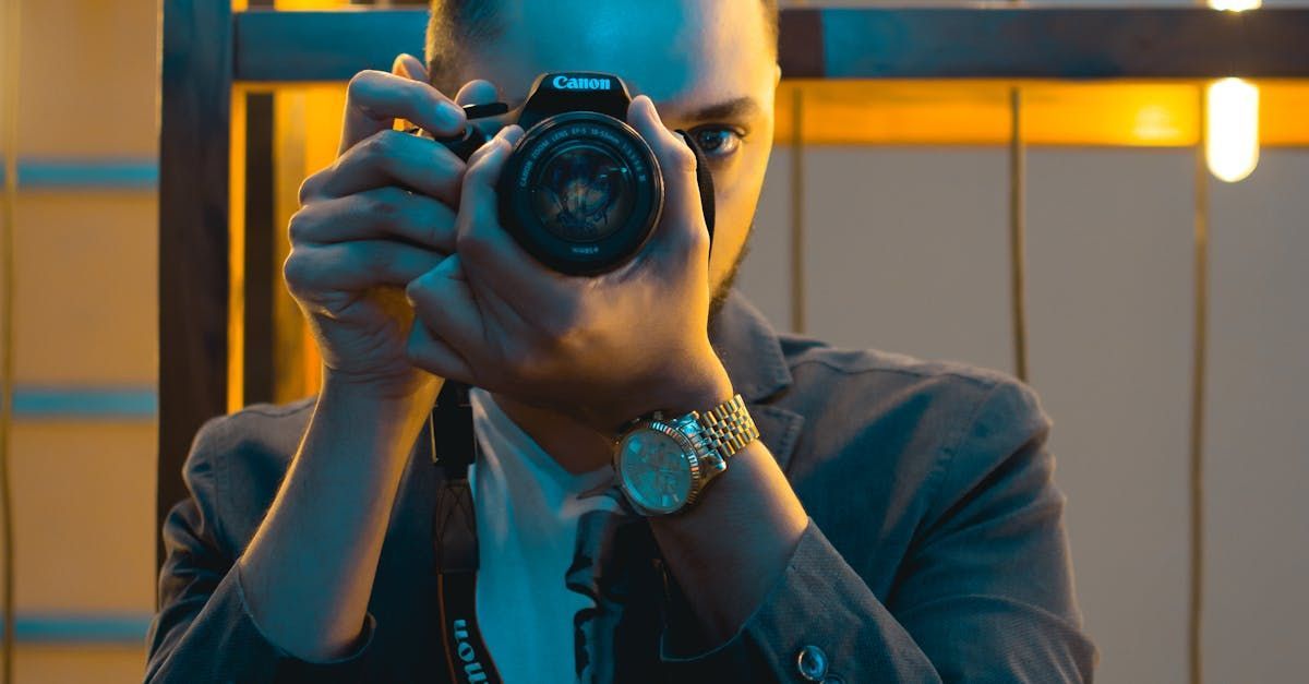 Un hombre se está tomando una foto con una cámara.