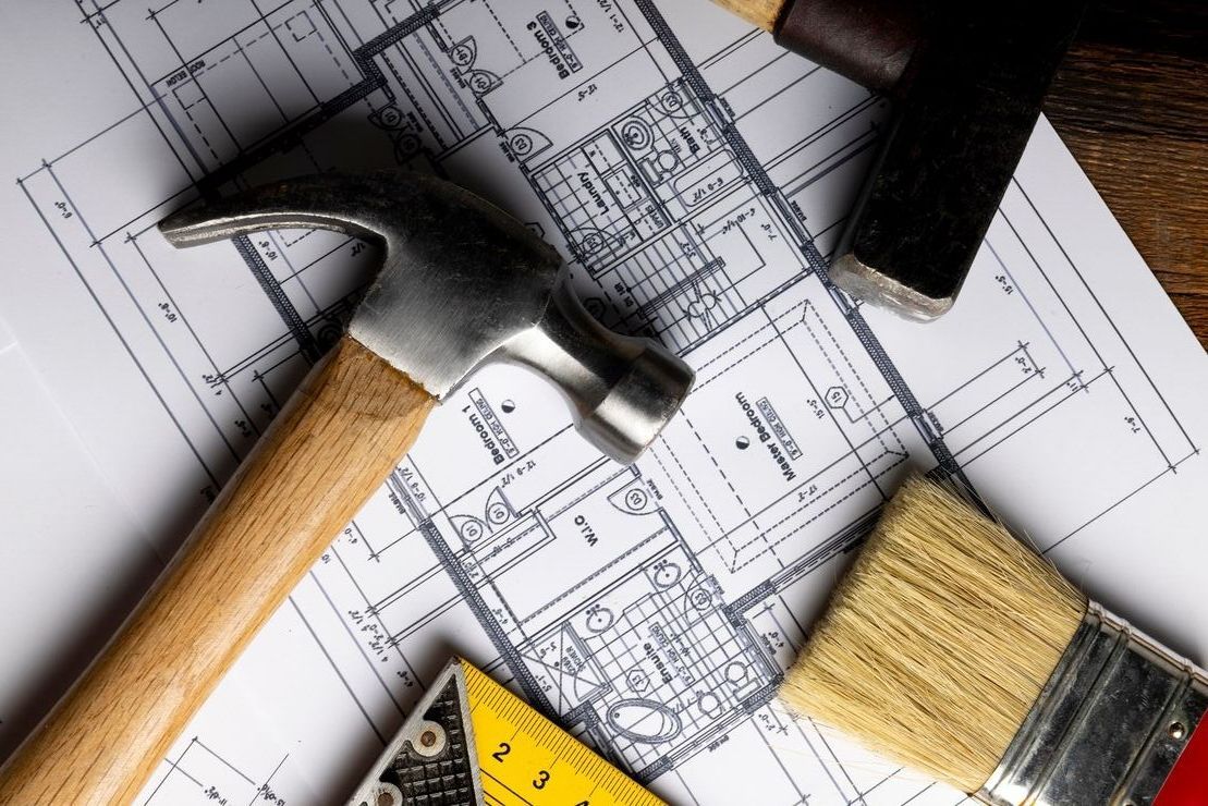 Un martillo está sobre un plano