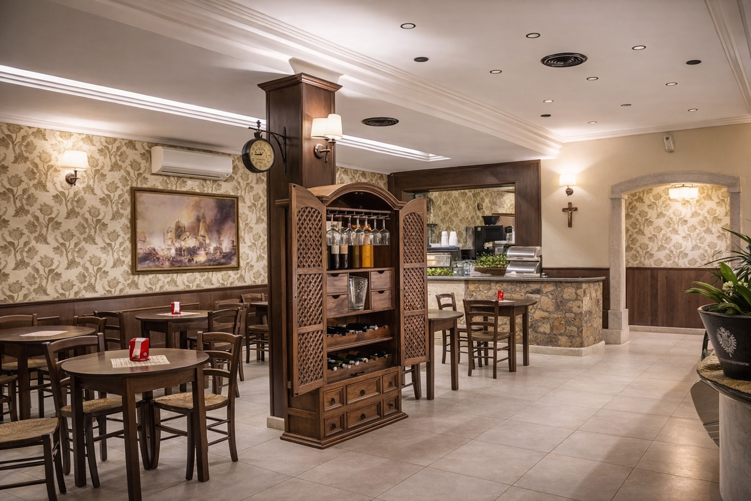Interno di un ristorante con tavoli in legno, sedie e un mobile bar decorativo. Carta da parati e luci calde.