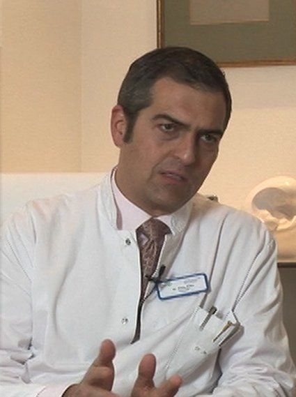 Der Leiter der Geburtsklinik Prof. Dr. Michale Abou Dakn  im Gespräch mit Lydia Oehling – eine Szene aus dem Film.
