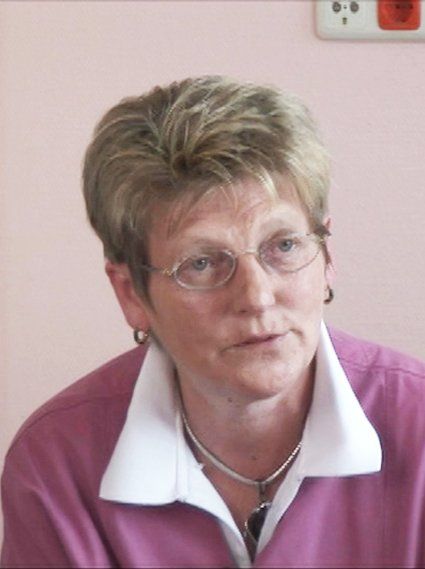 Die Hebamme Fr. Wendl im Gespräch mit der Filmemacherin Lydia Oehling – eine Szene aus dem Film.