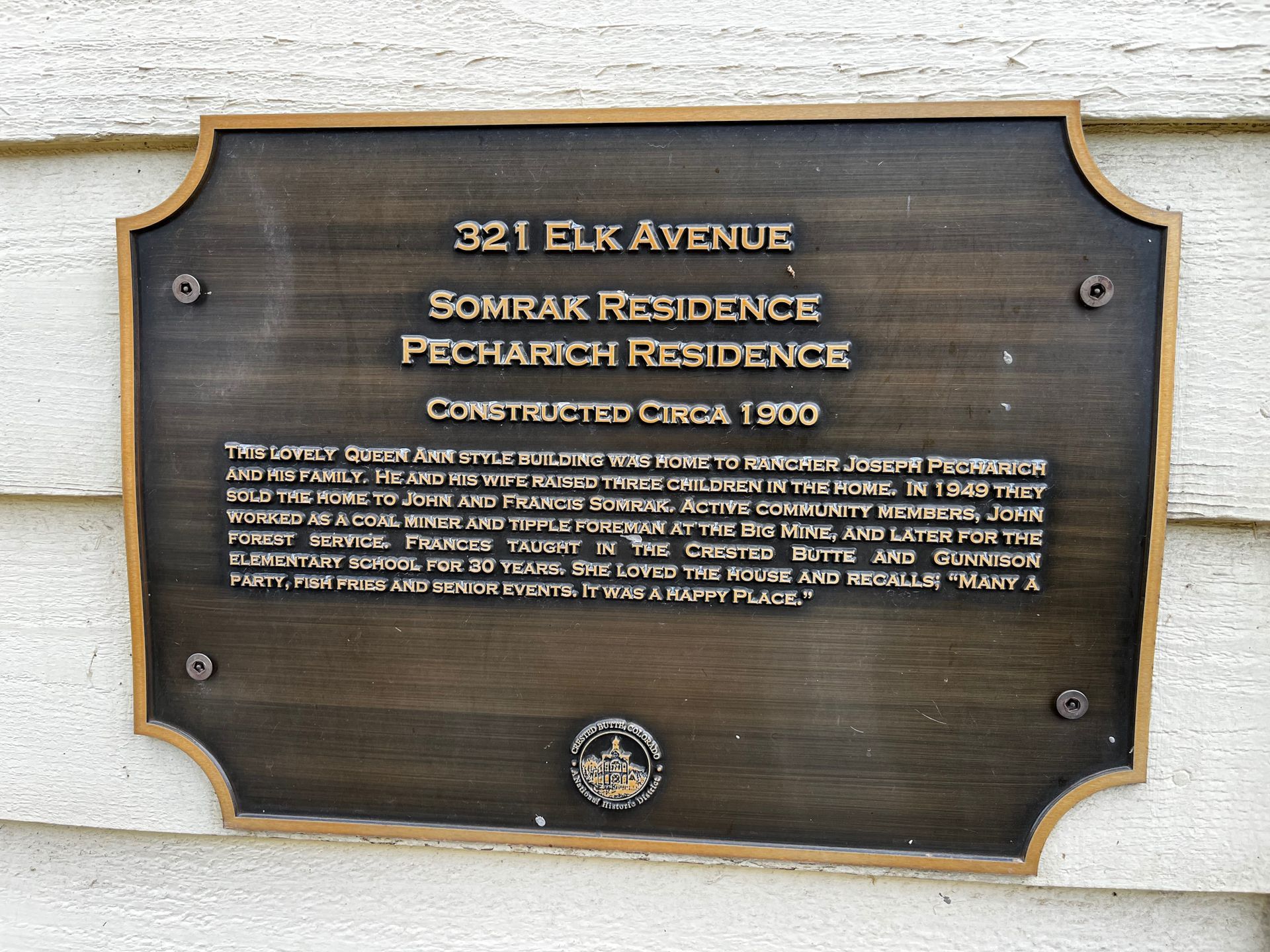 A plaque on the side of a building that says somrak residence