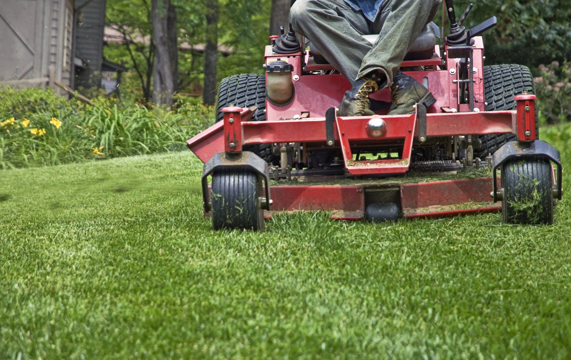 Commercial Lawn Mowing in Saugus, MA | Top Notch Services Inc.