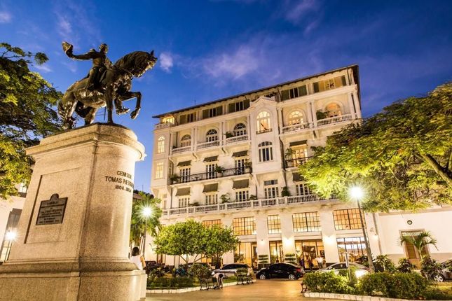 Una estatua de un hombre montado a caballo frente a un edificio.