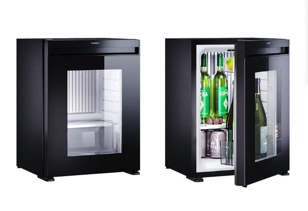 Un mini refrigerador negro con botellas y latas dentro.