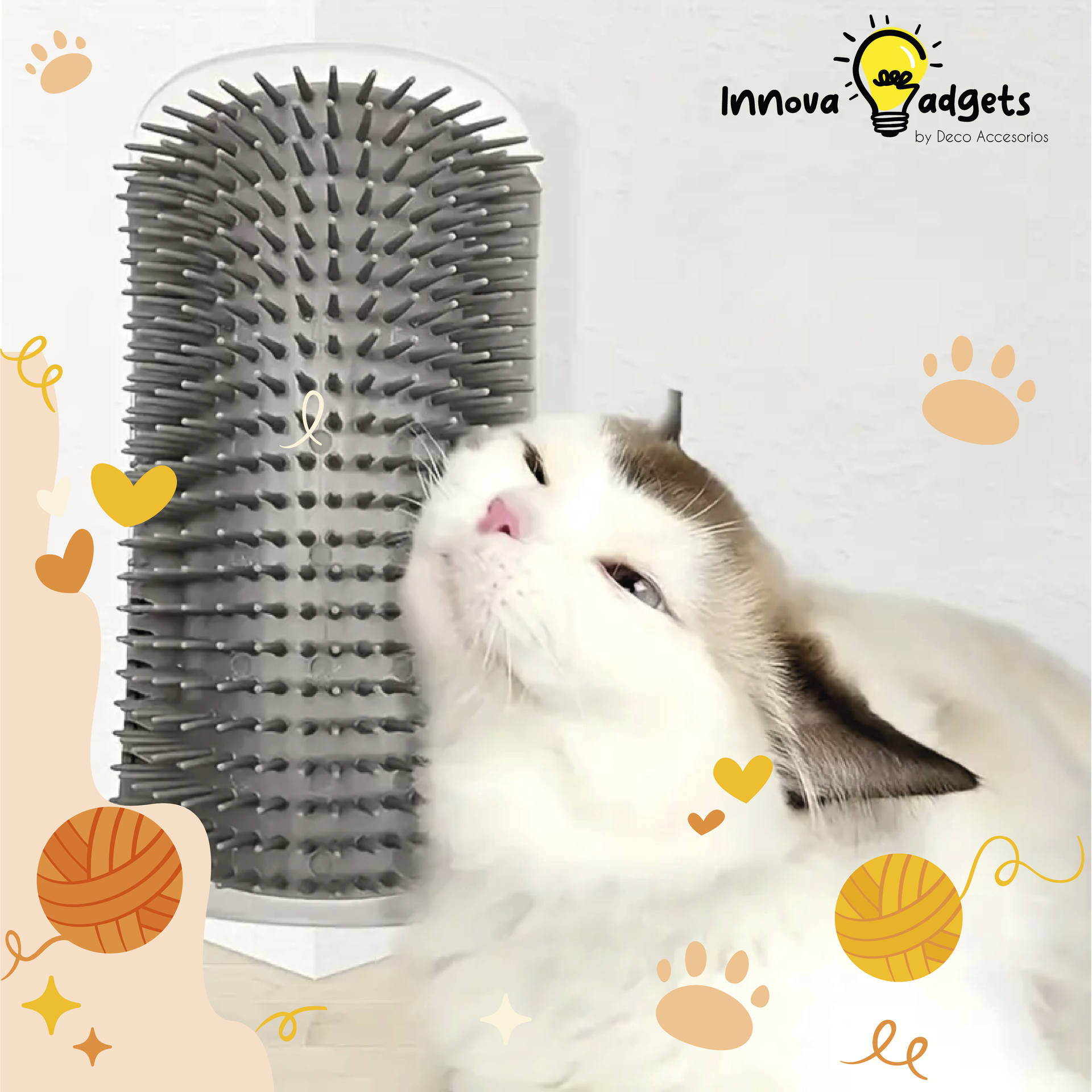 Un gato se rasca con un cepillo.