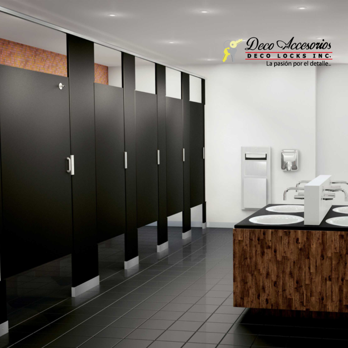 Baño público con cubículos negros, mueble lavabo marrón y piso de baldosas grises.