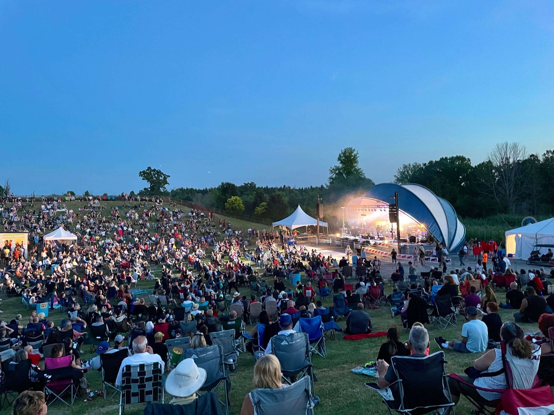 a large crowd of people are watching a concert the safari niagara amphitheatre