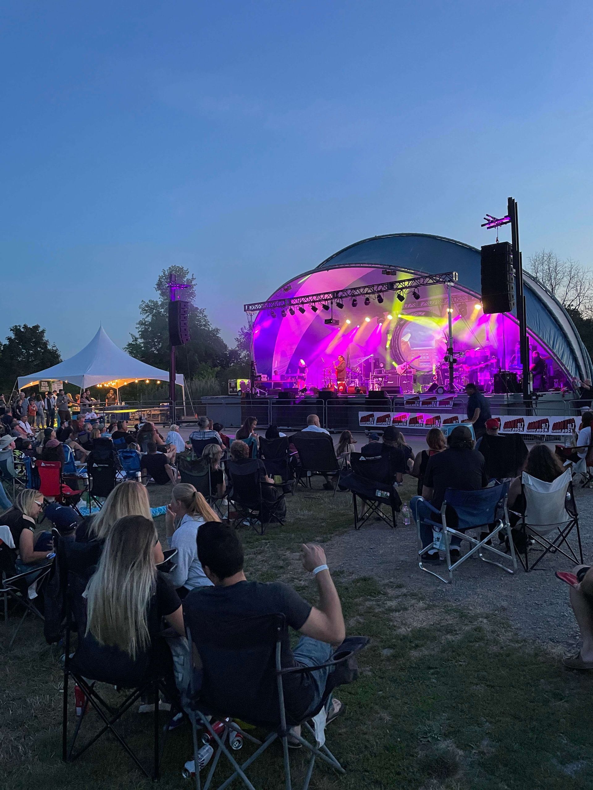 safari niagara amphitheatre rocking during a concert niagara zoo activities