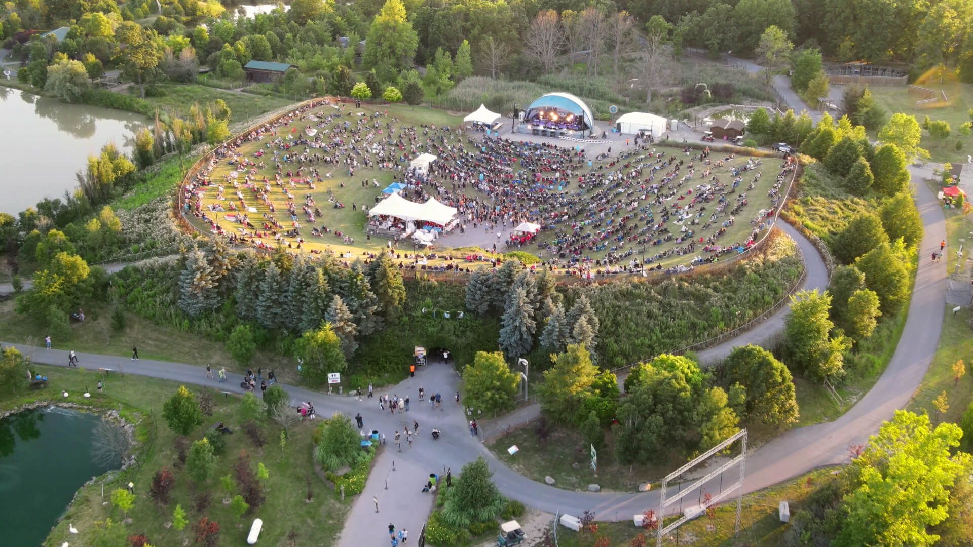 crowd gathering for safari rocks concert in Niagara