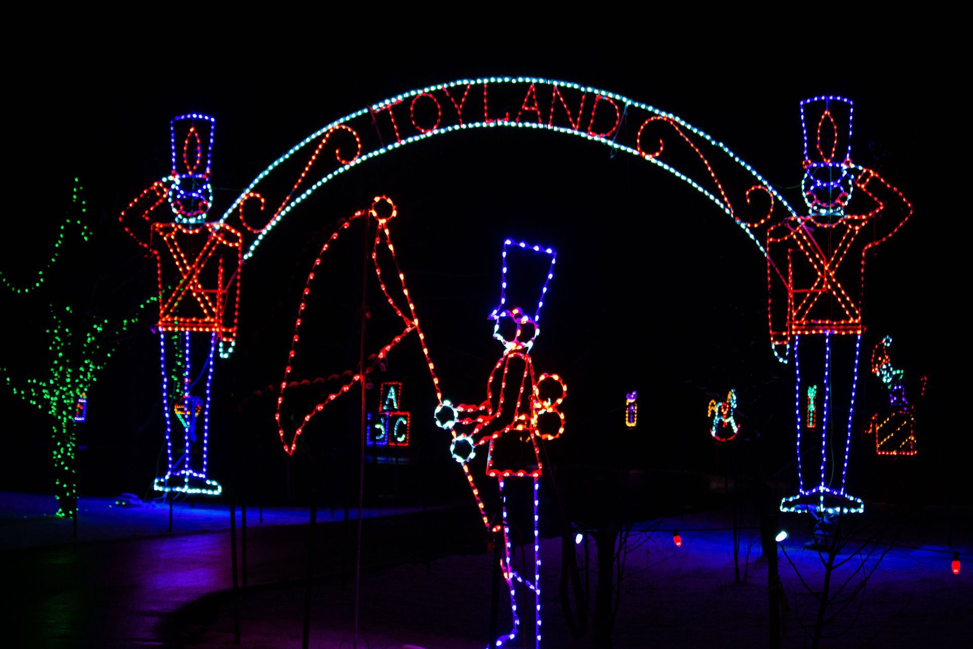 safari lights display at a niagara falls zoo attraction