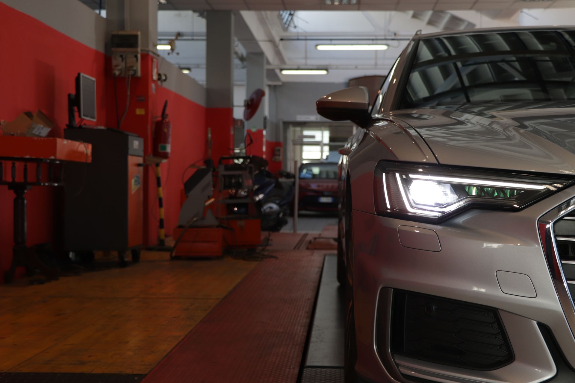 vettura in officina con faro acceso