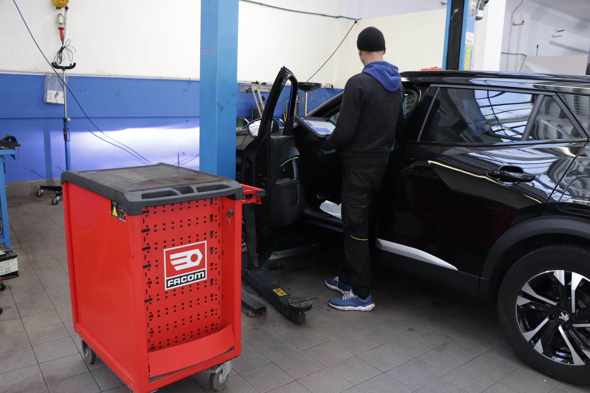 vettura in officina con portiera anteriore aperta