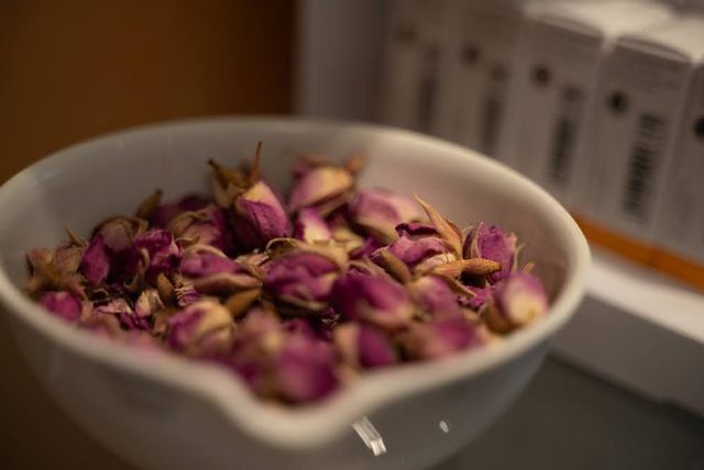 Schale mit violetten Blüten