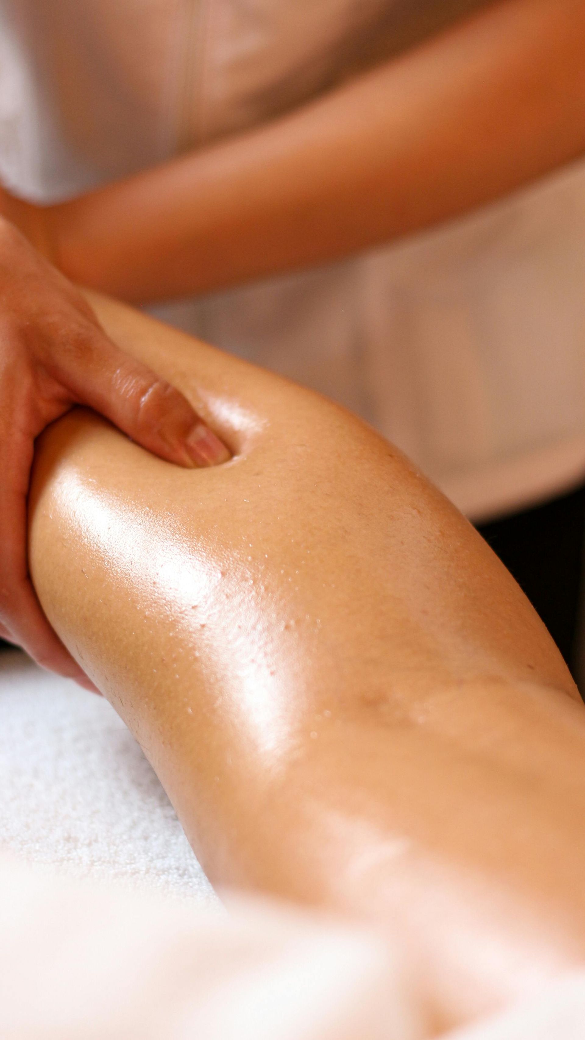 photographie d'une masseuse qui pose les mains sur la jambe d'une femme; Massage dos, massage détente, massage tonique, massage bien être, massage sur mesure, massage relaxant, massage visage colmar, ribeauvillé, horbourg wihr, wintzenheim 
