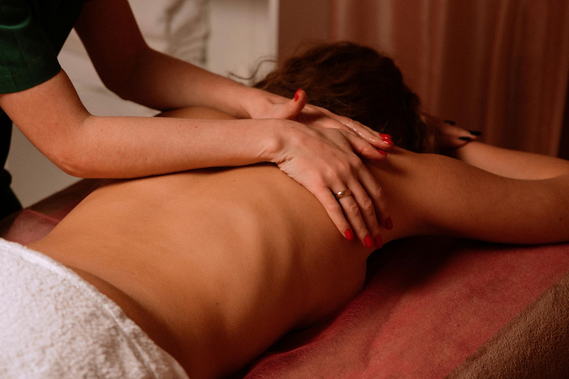 photographie d'une masseuse qui pose les mains sur le dos d'une massée
massage bébé; Massage dos, massage détente, massage tonique, massage bien être, massage sur mesure, massage relaxant, massage visage colmar, ribeauvillé, horbourg wihr, wintzenheim 