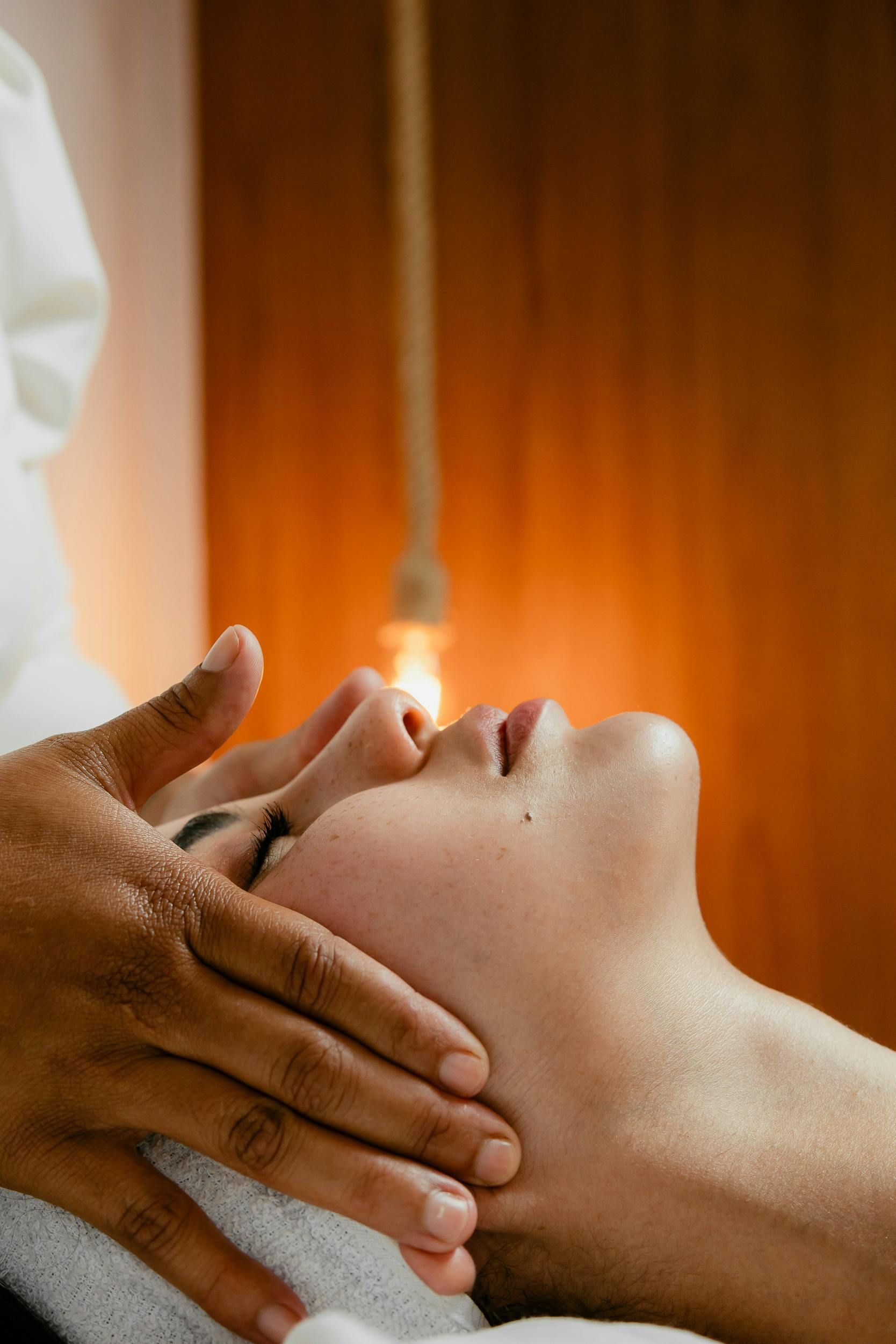 Un masseur masse le visage d'une femme allongée sur la table de massage 
Massage dos, massage détente, massage tonique, massage bien être, massage sur mesure, massage relaxant, massage visage colmar, ribeauvillé, horbourg wihr, wintzenheim 