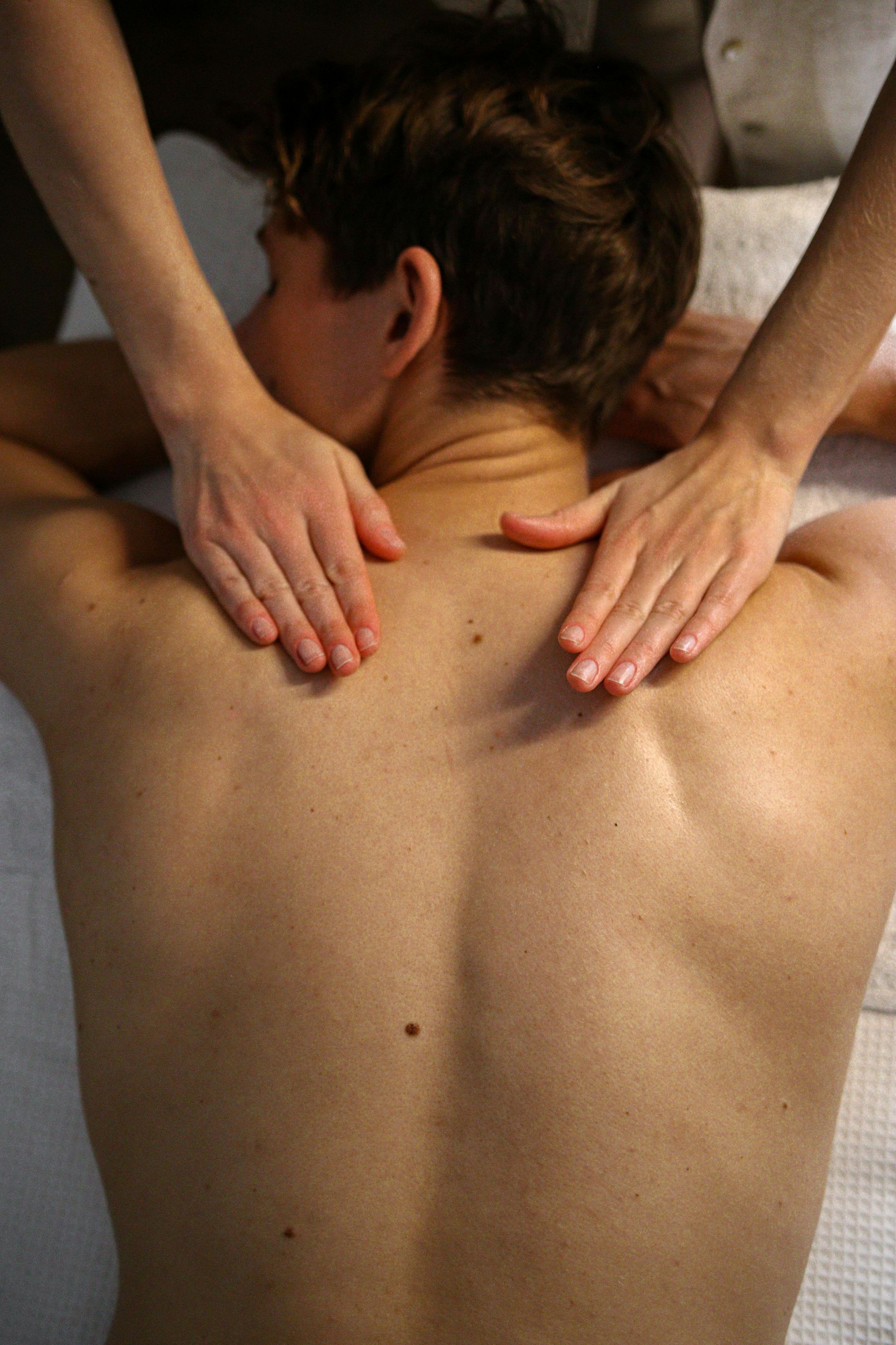 photographie d'une masseuse qui pose les mains sur le dos d'une massée
massage bébé; Massage dos, massage détente, massage tonique, massage bien être, massage sur mesure, massage relaxant, massage visage colmar, ribeauvillé, horbourg wihr, wintzenheim 
