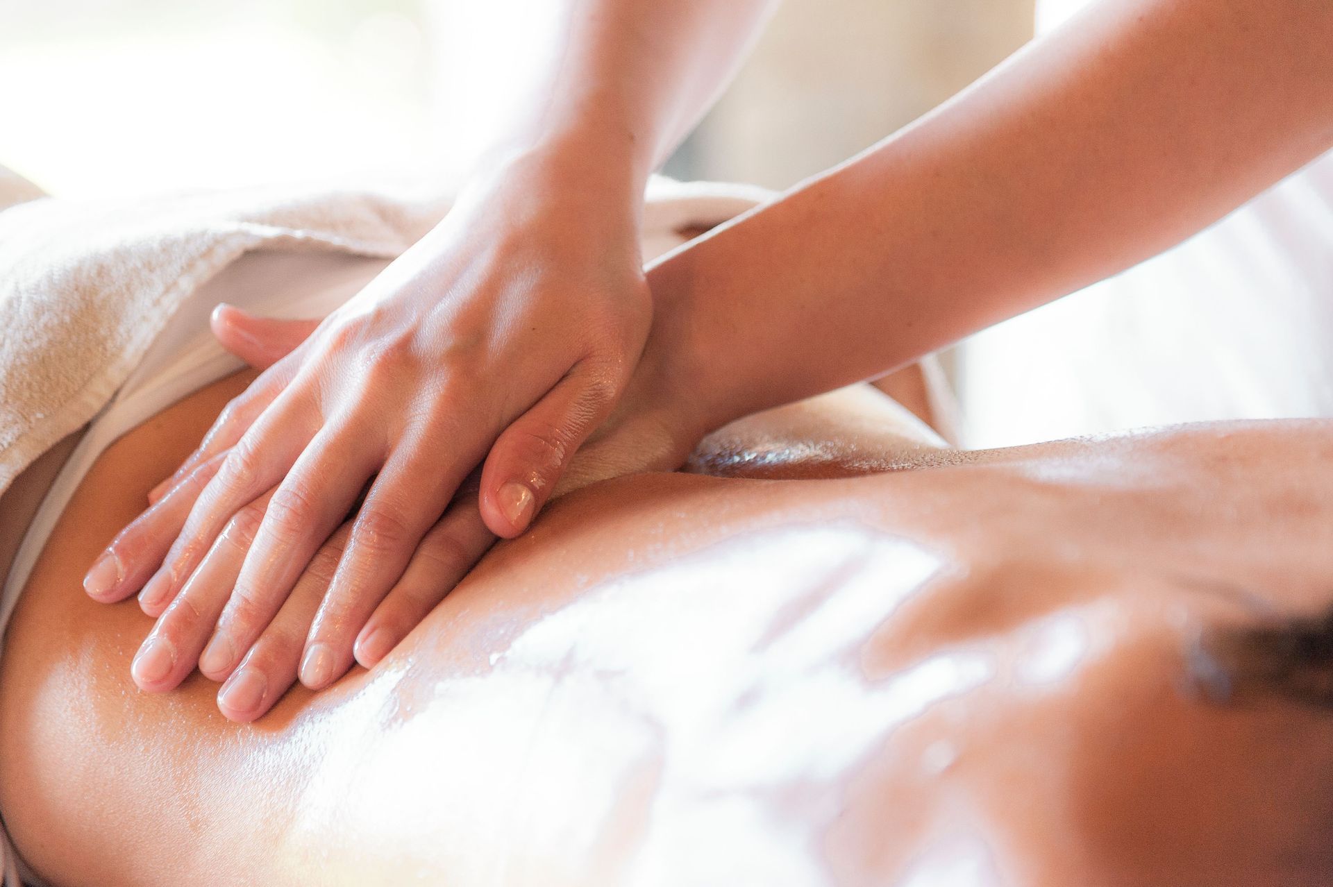 photographie d'une masseuse qui pose les mains sur le dos
d'une femme ; Massage dos, massage détente, massage tonique, massage bien être, massage sur mesure, massage relaxant, massage visage colmar, ribeauvillé, horbourg wihr, wintzenheim