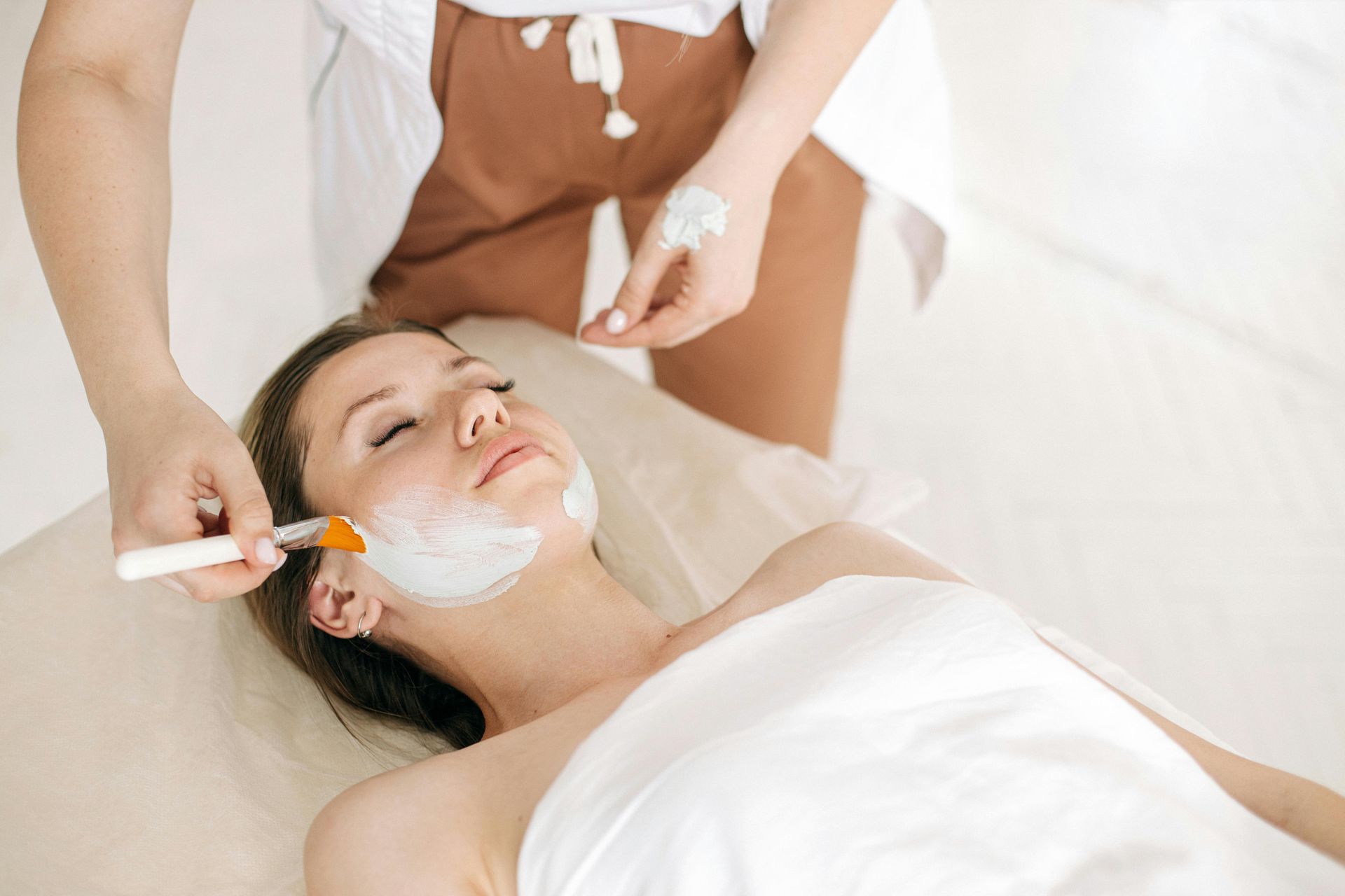une femme applique un soin sur le visage d'une autre femme allongée sur une table de massage
massage bébé; Massage dos, massage détente, massage tonique, massage bien être, massage sur mesure, massage relaxant, massage visage colmar, ribeauvillé, horbourg wihr, wintzenheim 