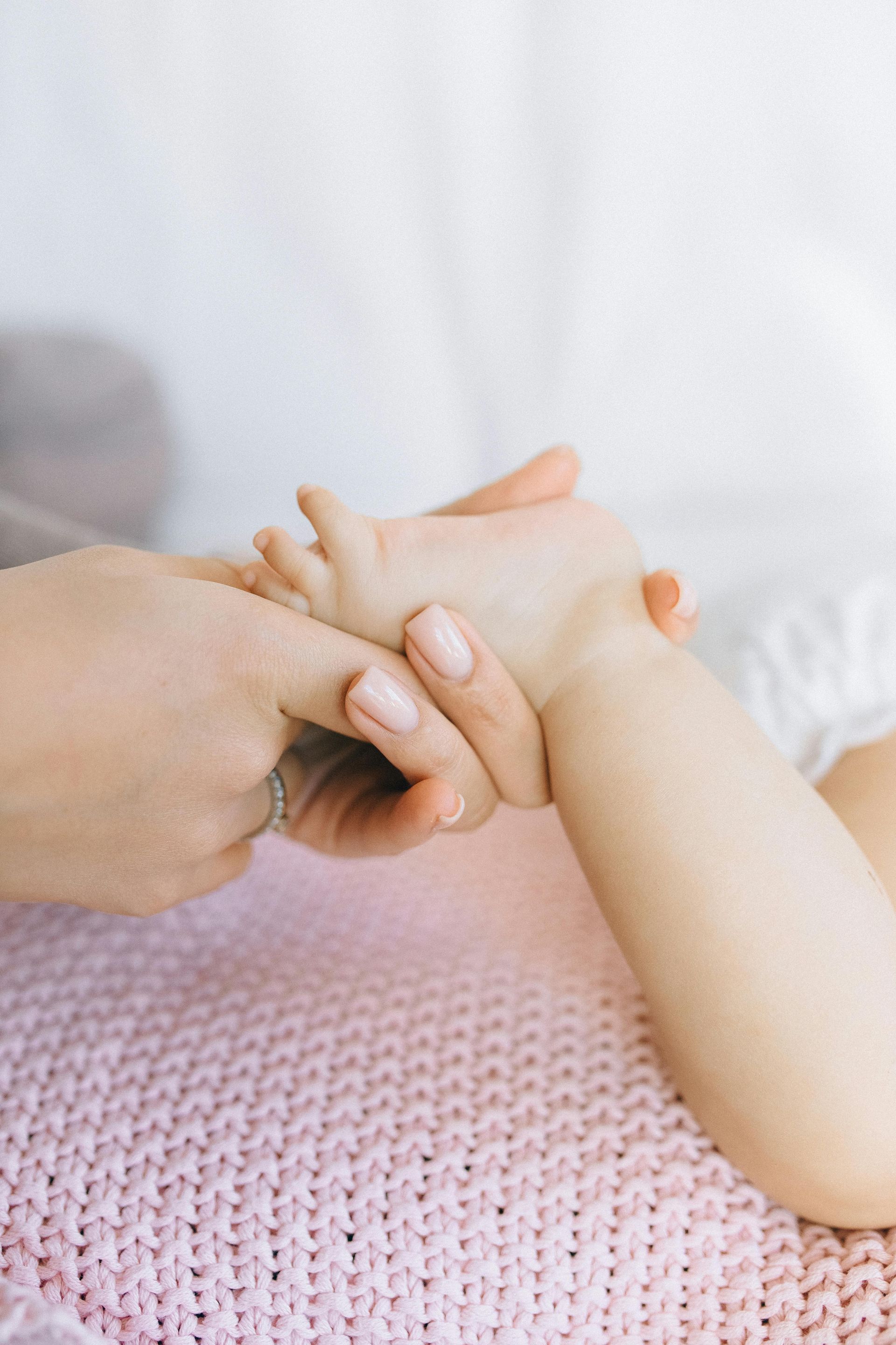 une masseuse pose ses mains sur les pieds d'un bébé
massage bébé; Massage dos, massage détente, massage tonique, massage bien être, massage sur mesure, massage relaxant, massage visage colmar, ribeauvillé, horbourg wihr, wintzenheim