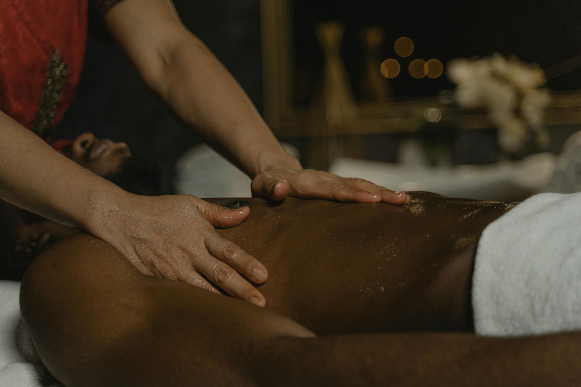 photographie d'une masseuse qui pose les mains sur le dos d'un homme; Massage dos, massage détente, massage tonique, massage bien être, massage sur mesure, massage relaxant, massage visage colmar, ribeauvillé, horbourg wihr, wintzenheim