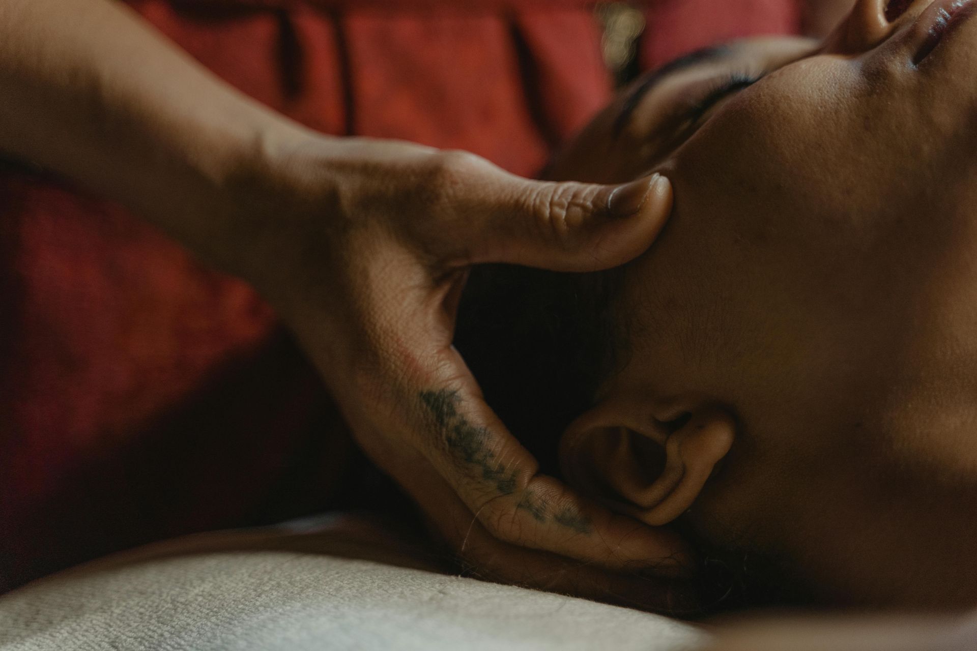 une masseuse pose sur le visage d'une femme
massage bébé; Massage dos, massage détente, massage tonique, massage bien être, massage sur mesure, massage relaxant, massage visage colmar, ribeauvillé, horbourg wihr, wintzenheim 
