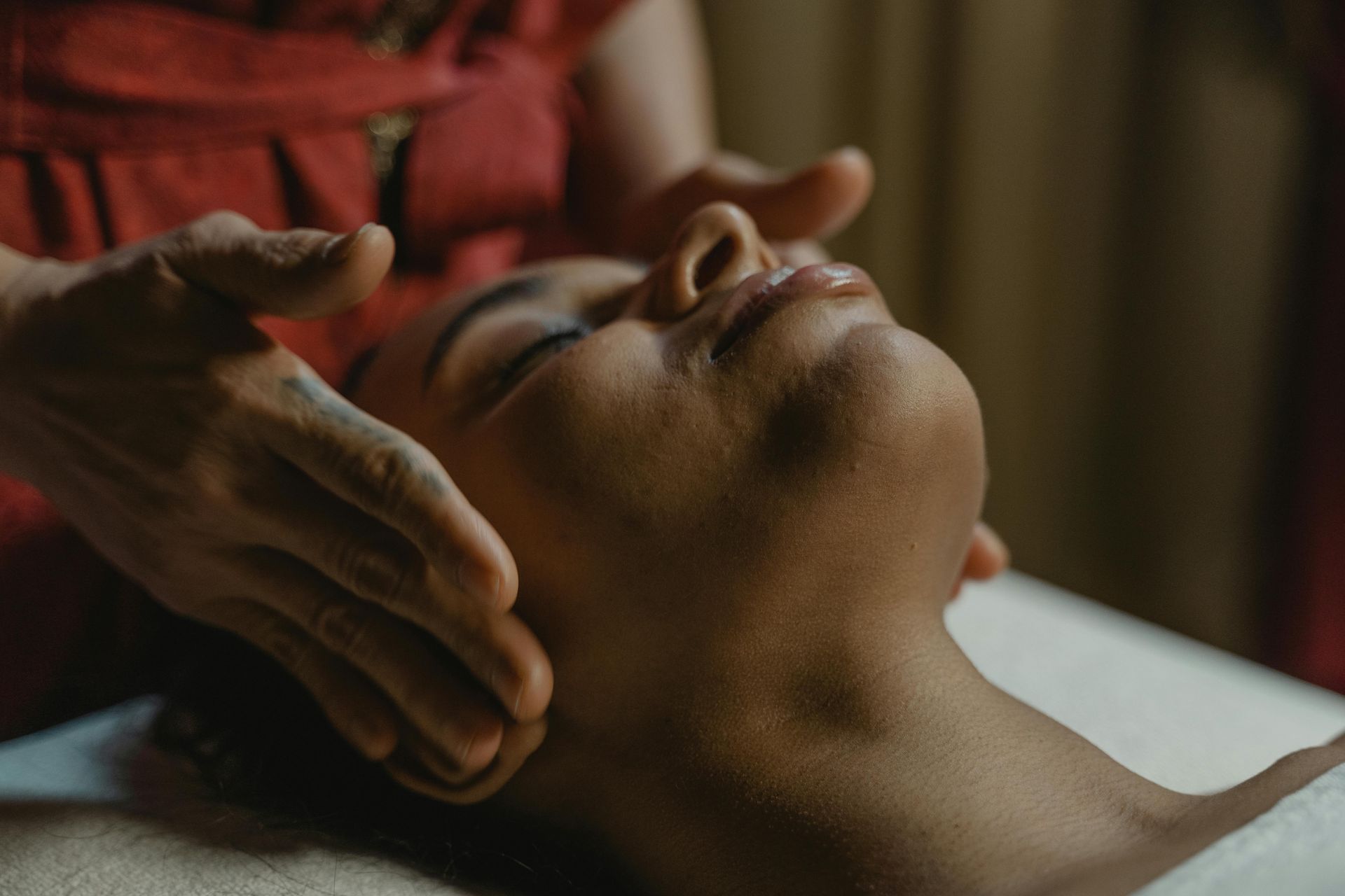 une masseuse pose ses mains sur les tempes d'une massée 
massage bébé; Massage dos, massage détente, massage tonique, massage bien être, massage sur mesure, massage relaxant, massage visage colmar, ribeauvillé, horbourg wihr, wintzenheim 