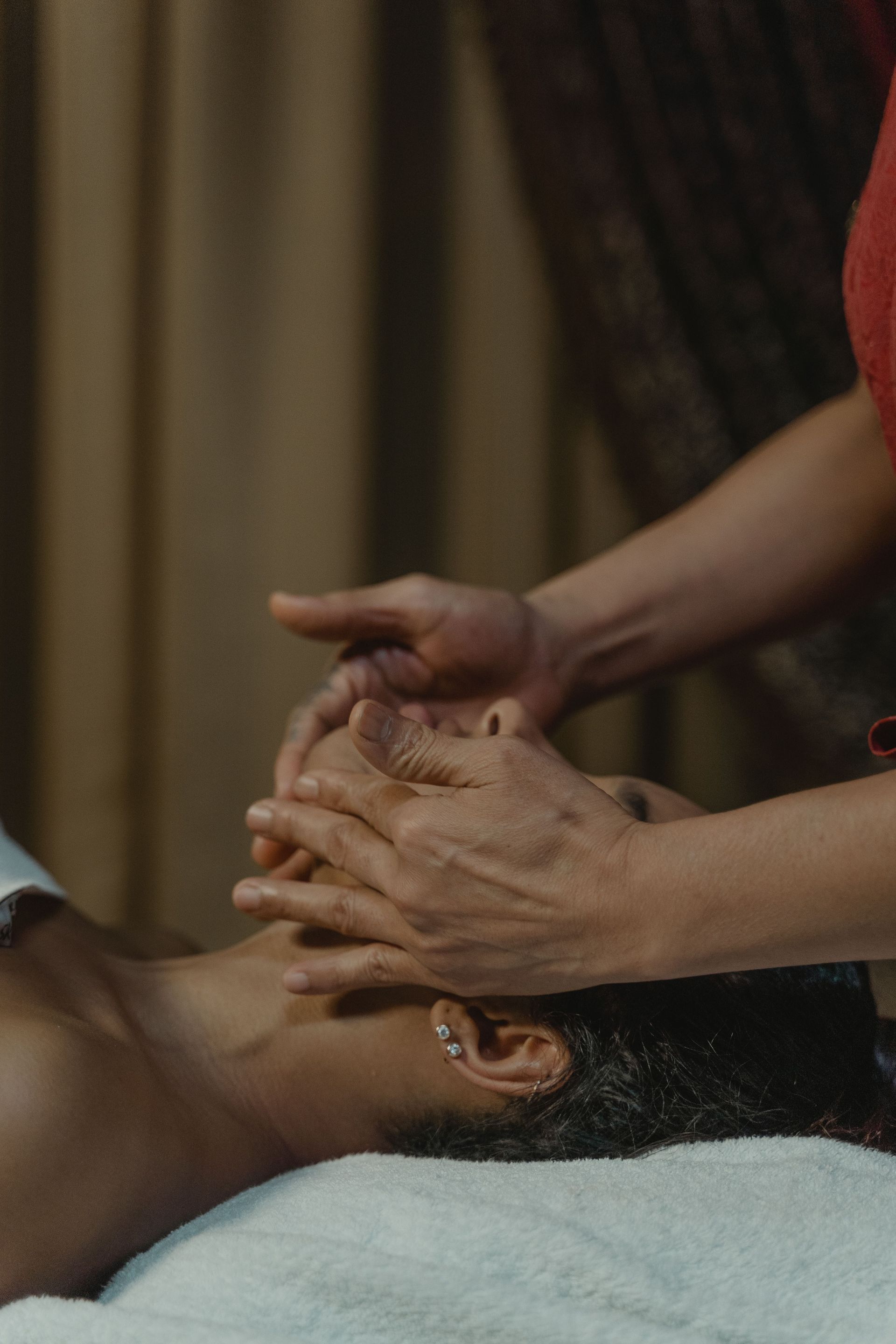 photographie d'une masseuse qui pose les mains sur le visage
d'une femme ; Massage dos, massage détente, massage tonique, massage bien être, massage sur mesure, massage relaxant, massage visage colmar, ribeauvillé, horbourg wihr, wintzenheim