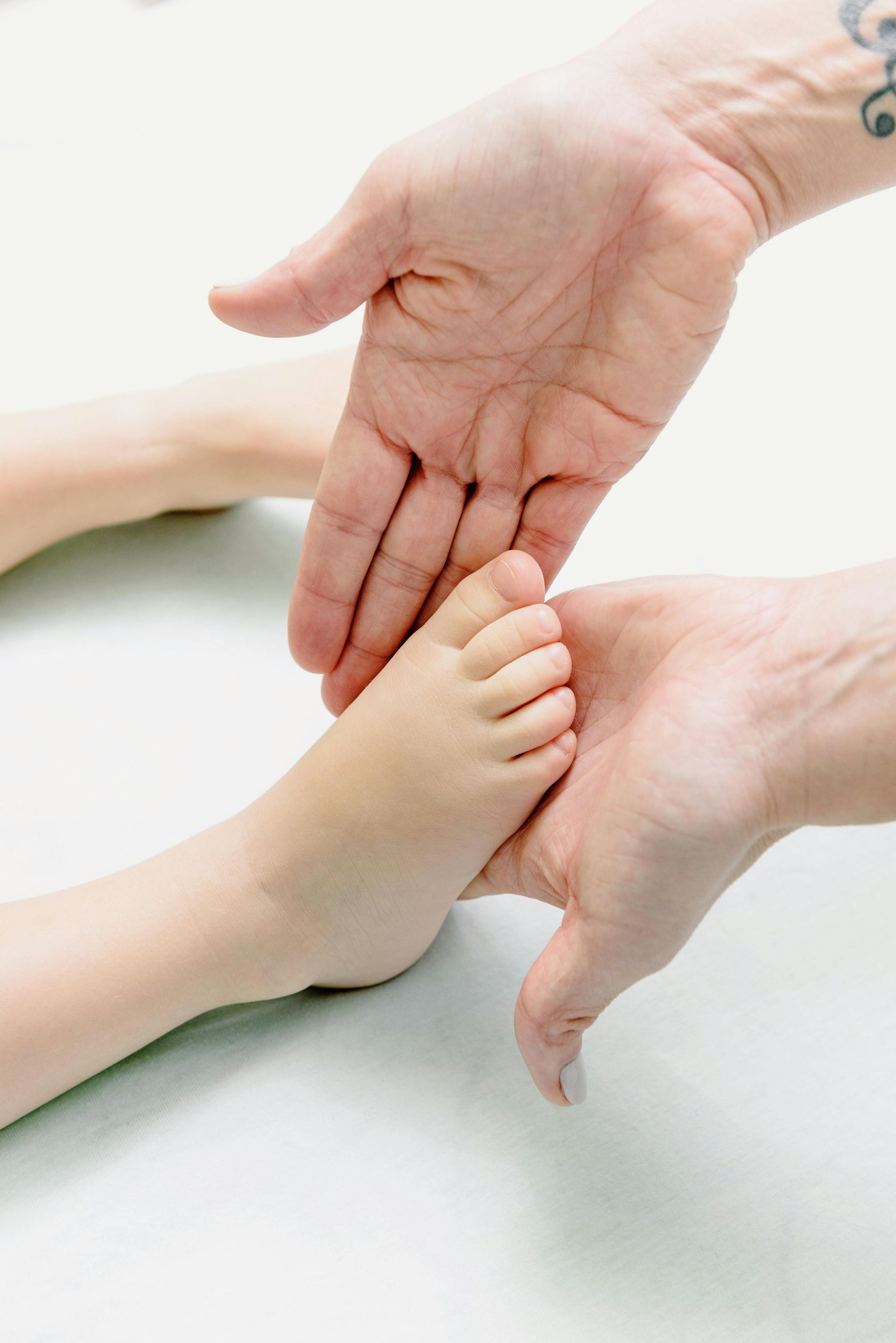 une masseuse pose ses mains sur les pieds d'un bébé
massage bébé; Massage dos, massage détente, massage tonique, massage bien être, massage sur mesure, massage relaxant, massage visage colmar, ribeauvillé, horbourg wihr, wintzenheim 