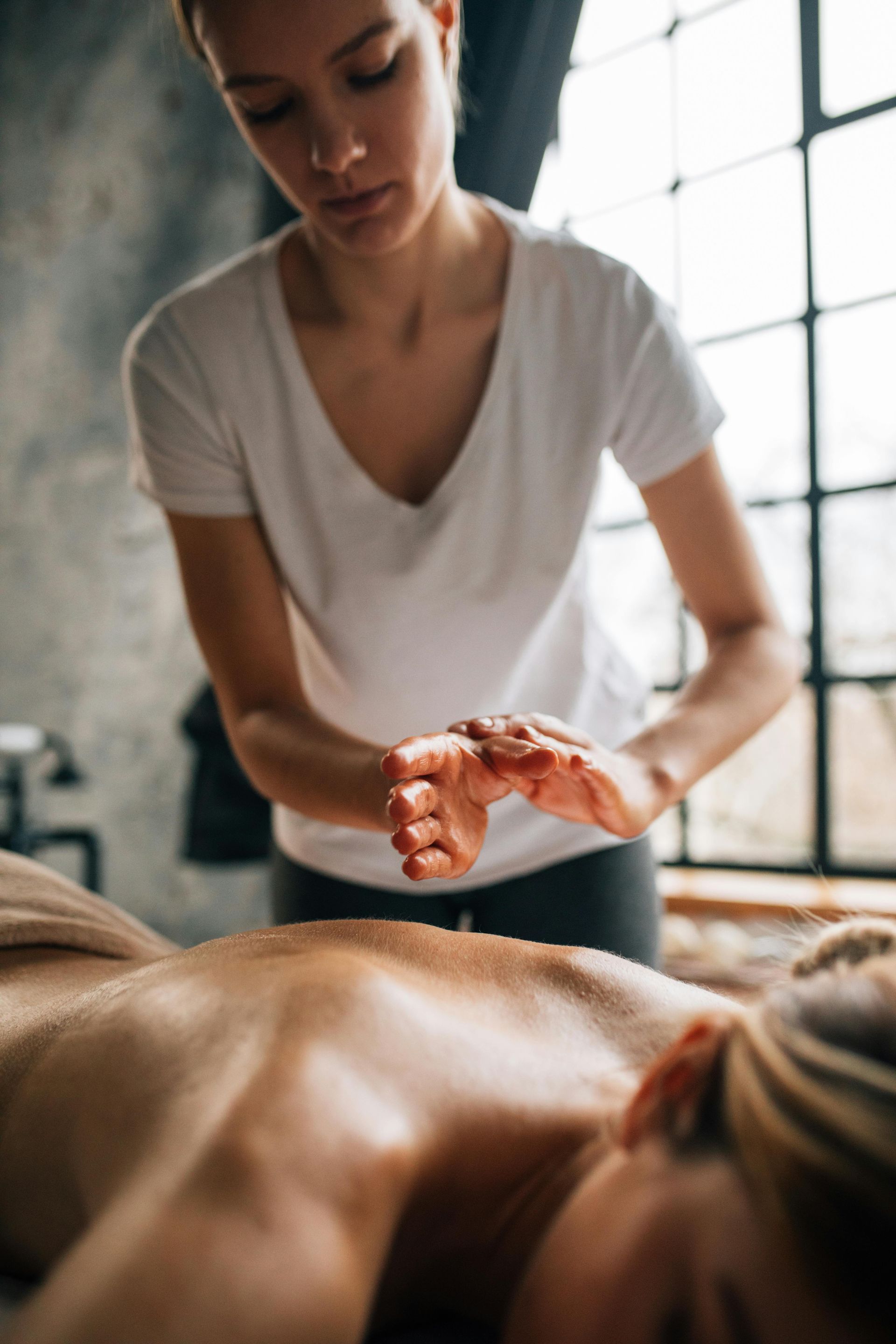 une masseuse pose ses mains sur le dos d'une massée 
massage bébé; Massage dos, massage détente, massage tonique, massage bien être, massage sur mesure, massage relaxant, massage visage colmar, ribeauvillé, horbourg wihr, wintzenheim 