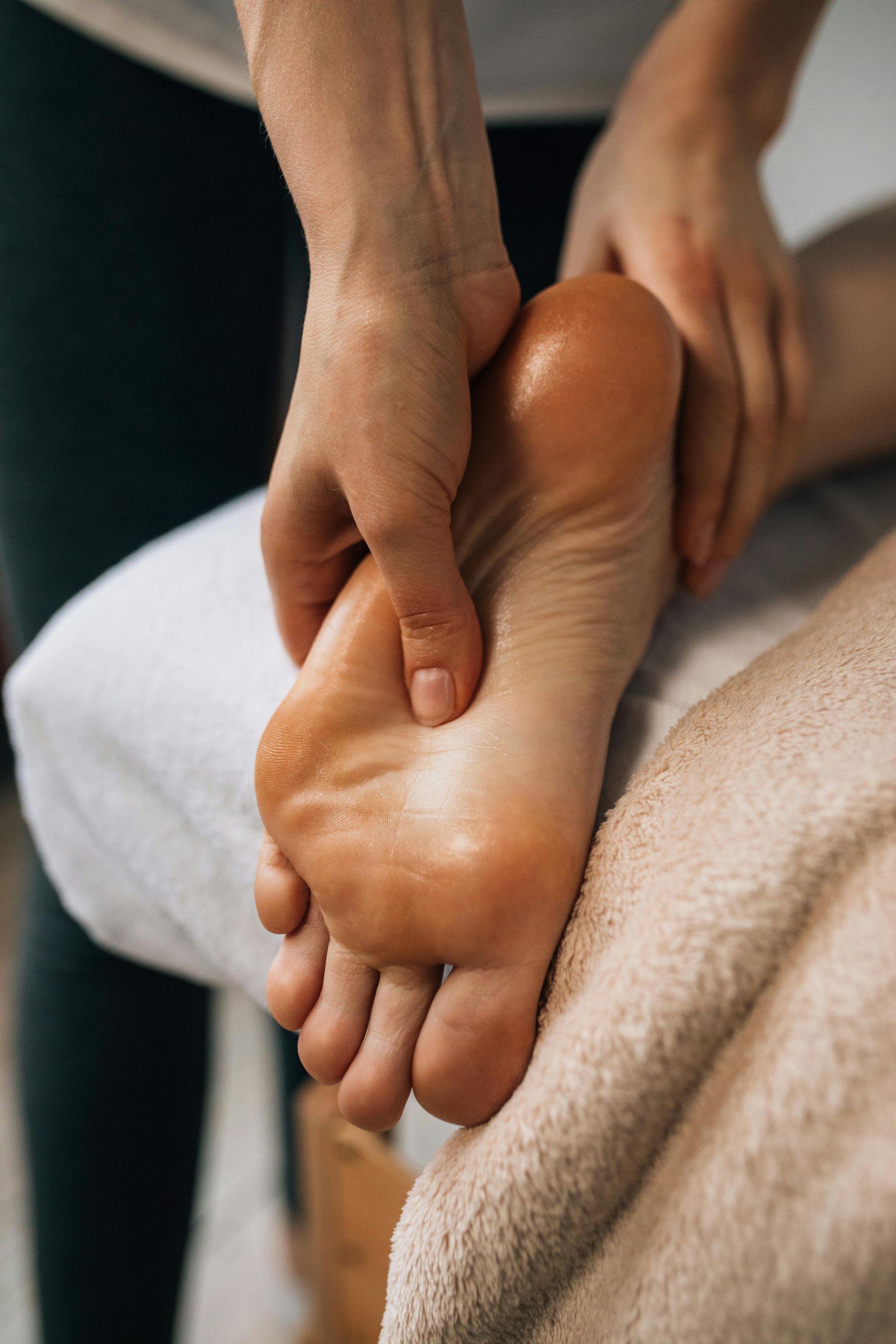 Une personne reçoit un massage des pieds.