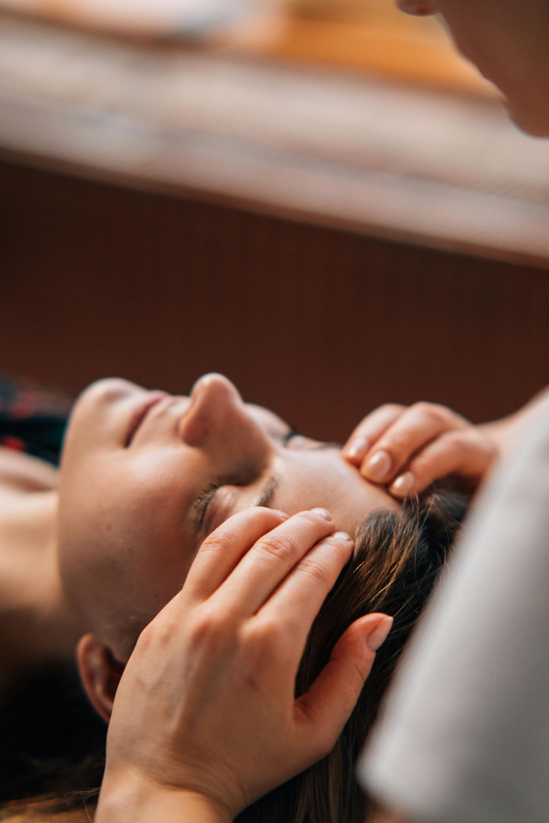 une masseuse pose sur le visage d'une femme
massage bébé; Massage dos, massage détente, massage tonique, massage bien être, massage sur mesure, massage relaxant, massage visage colmar, ribeauvillé, horbourg wihr, wintzenheim 