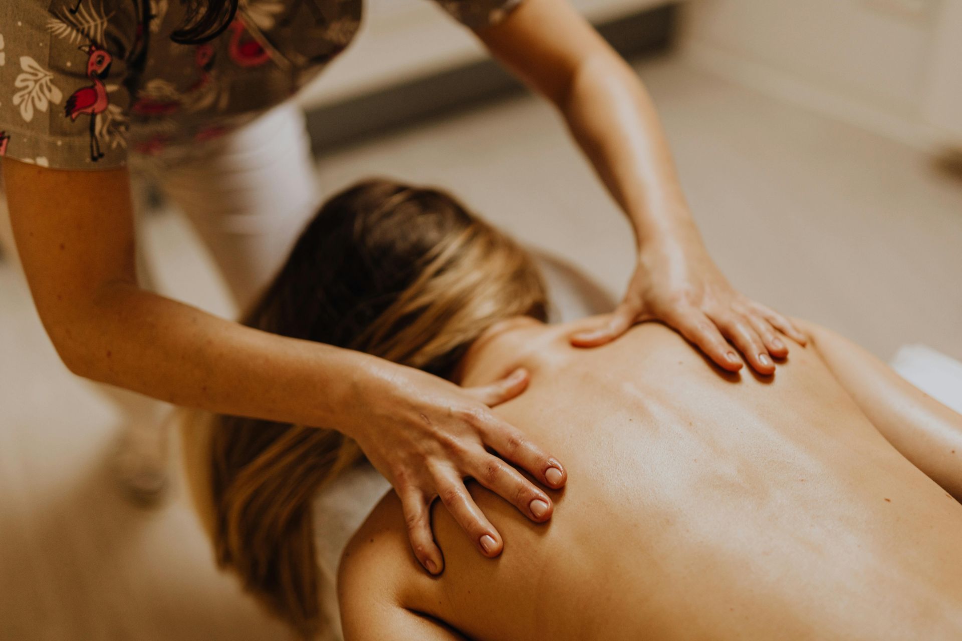 une masseuse pose ses mains sur le dos d'une femme
massage bébé; Massage dos, massage détente, massage tonique, massage bien être, massage sur mesure, massage relaxant, massage visage colmar, ribeauvillé, horbourg wihr, wintzenheim 