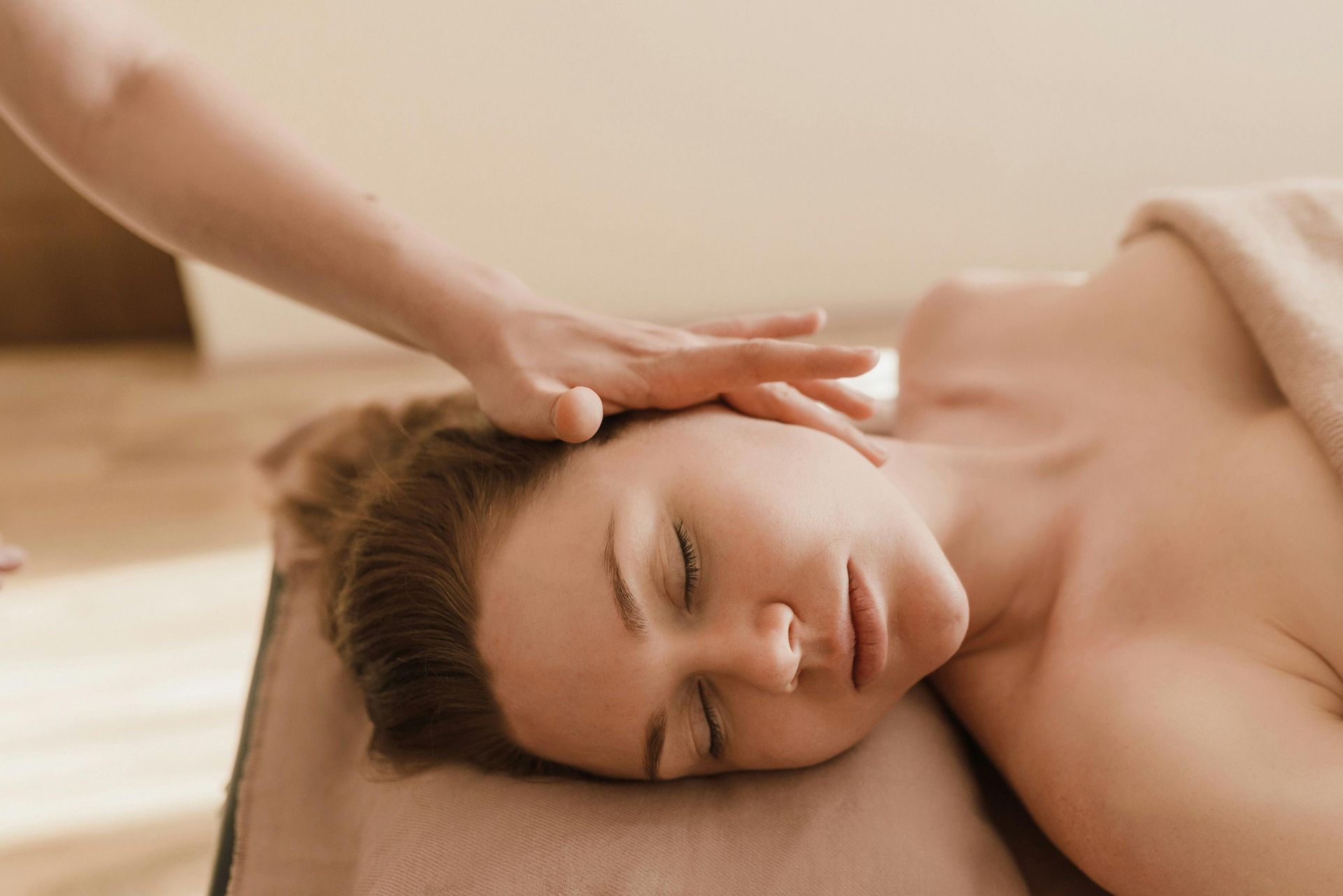 une masseuse pose sa main sur le visage d'une femme massée
massage bébé; Massage dos, massage détente, massage tonique, massage bien être, massage sur mesure, massage relaxant, massage visage colmar, ribeauvillé, horbourg wihr, wintzenheim