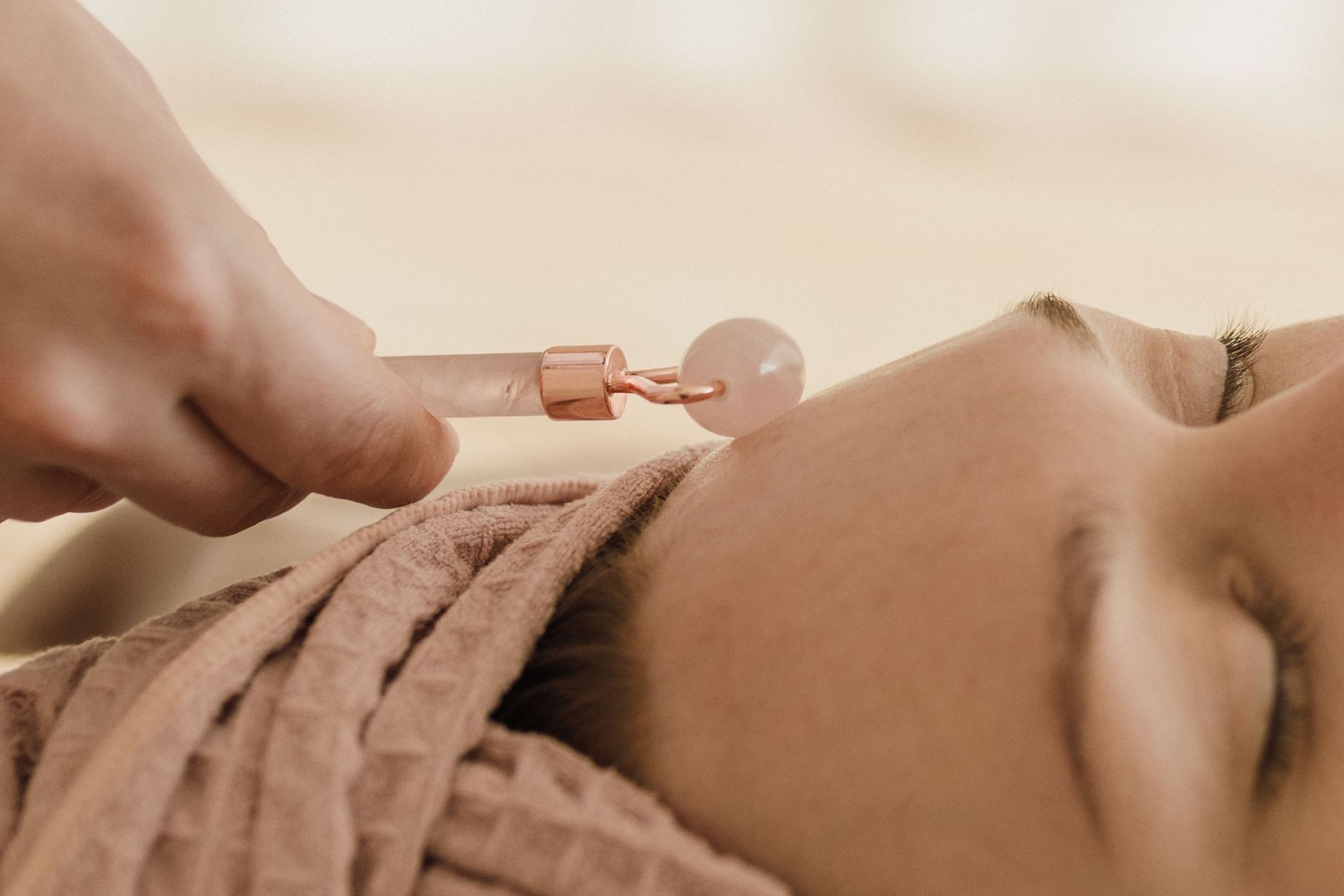 photographie d'une masseuse qui pose les mains sur le visage
d'une femme ; Massage dos, massage détente, massage tonique, massage bien être, massage sur mesure, massage relaxant, massage visage colmar, ribeauvillé, horbourg wihr, wintzenheim