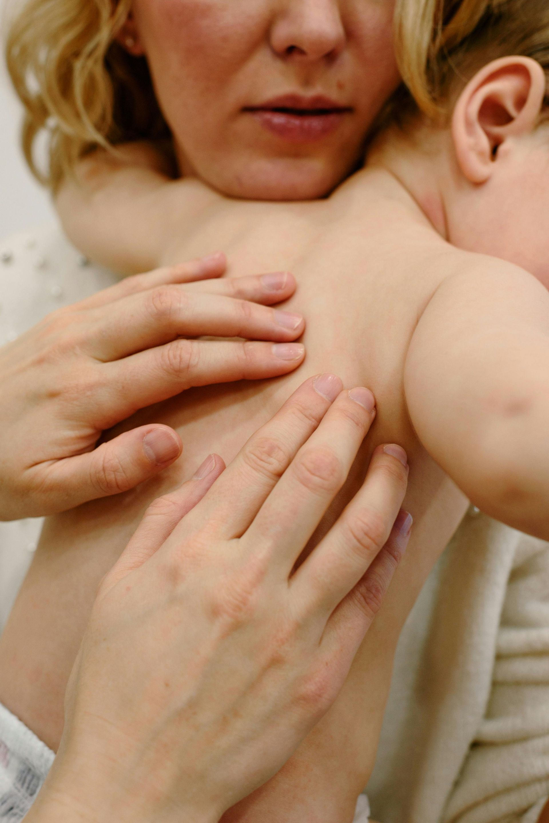 photographie d'une masseuse qui pose les mains sur le dos d'une enfant
massage bébé; Massage dos, massage détente, massage tonique, massage bien être, massage sur mesure, massage relaxant, massage visage colmar, ribeauvillé, horbourg wihr, wintzenheim 