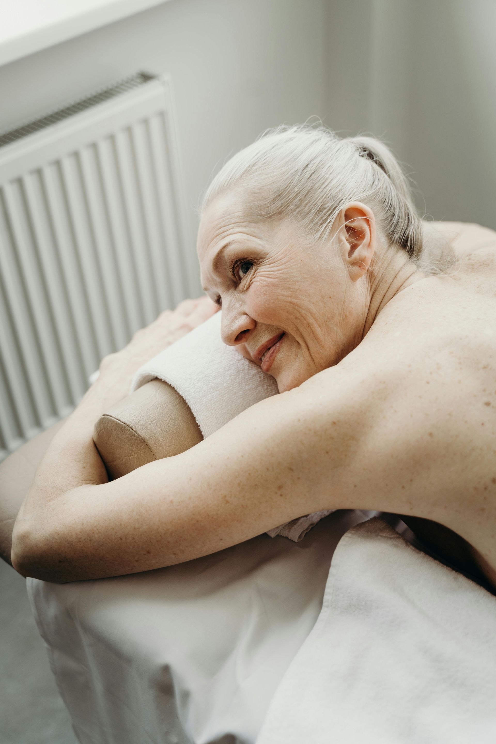 Une femme âgée se fait masser. 
Massage bien être, massage relaxant, massage seniors, colmar, ribeauvillé, wintzenheim, horbourg wihr