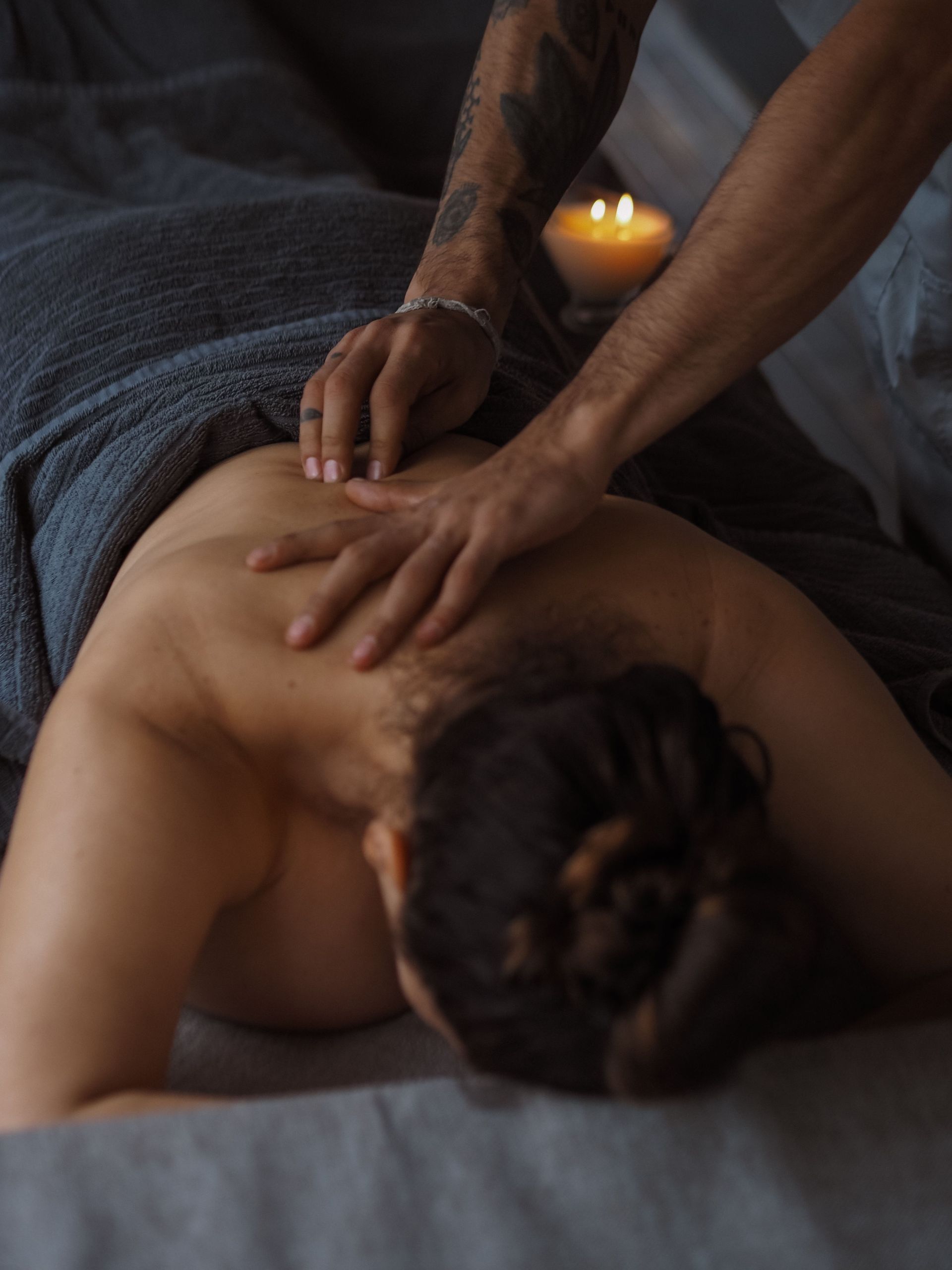 photographie d'une masseuse qui pose les mains sur le dos d'un homme; Massage dos, massage détente, massage tonique, massage bien être, massage sur mesure, massage relaxant, massage visage colmar, ribeauvillé, horbourg wihr, wintzenheim