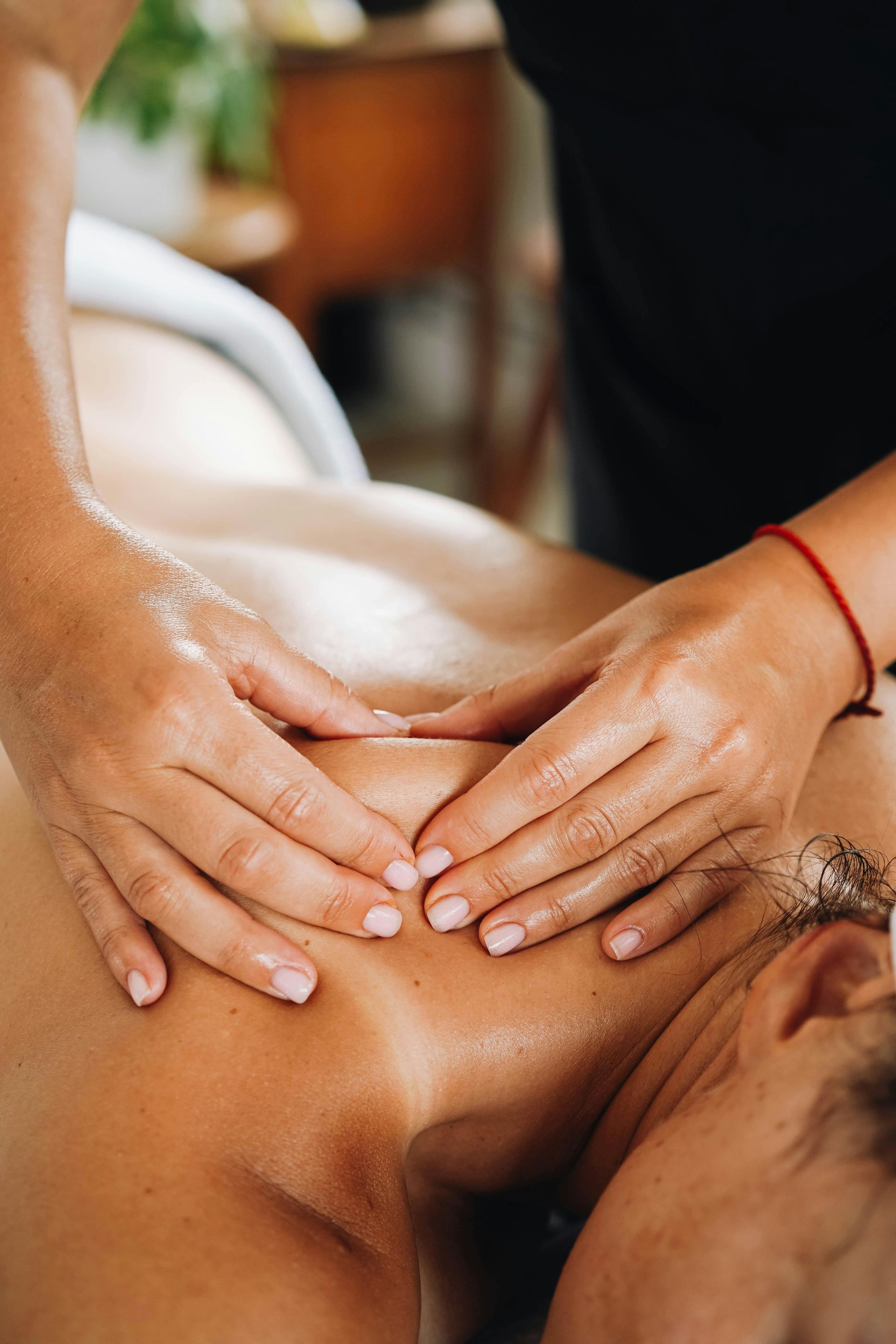 une masseuse pose sur le dos d'une femme
massage bébé; Massage dos, massage détente, massage tonique, massage bien être, massage sur mesure, massage relaxant, massage visage colmar, ribeauvillé, horbourg wihr, wintzenheim 