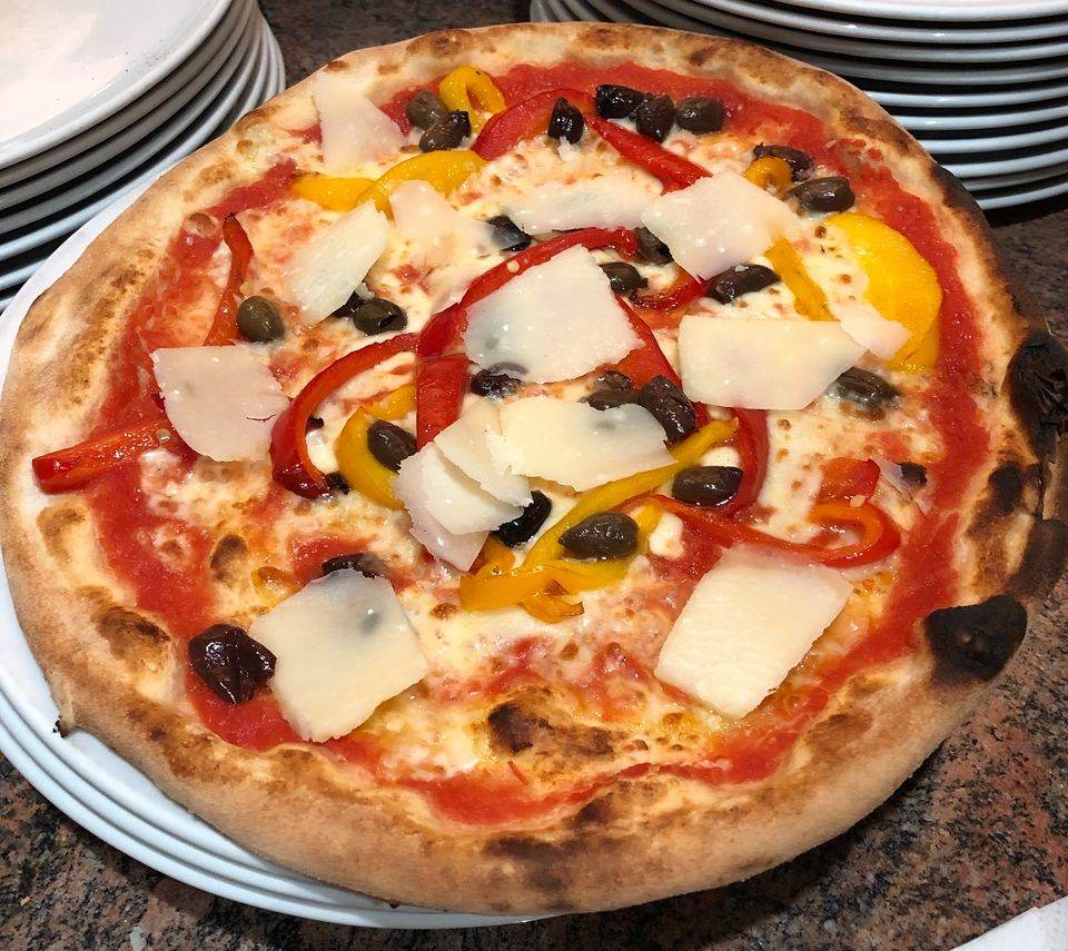 Pizza con olive nere e peperoni