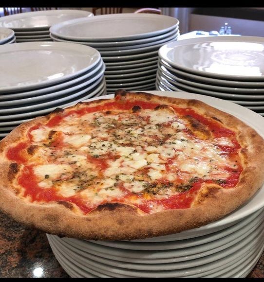 Pizza cotta in forno a legna