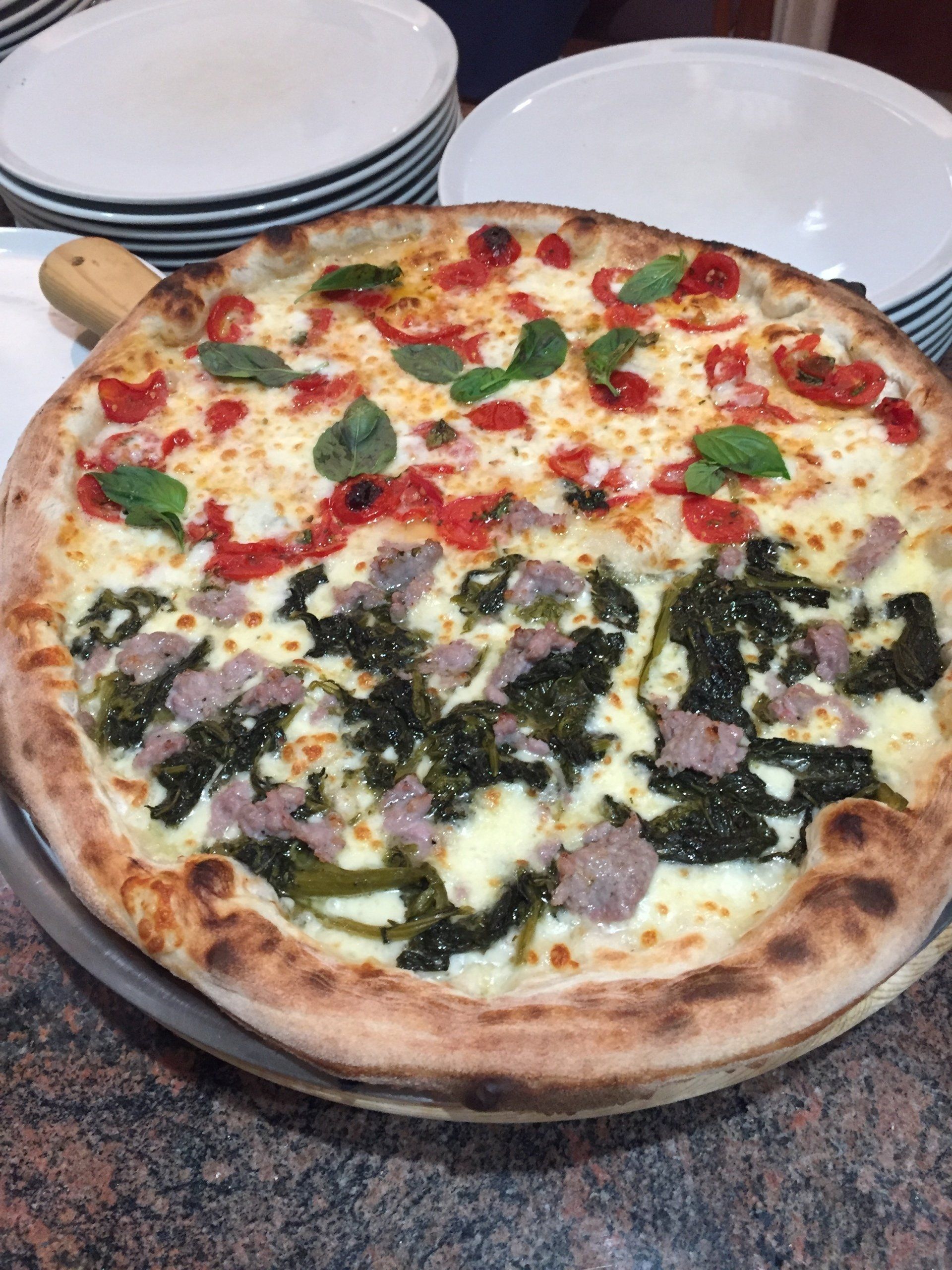 Pizza a metà salsiccia friarelli e pomodorini