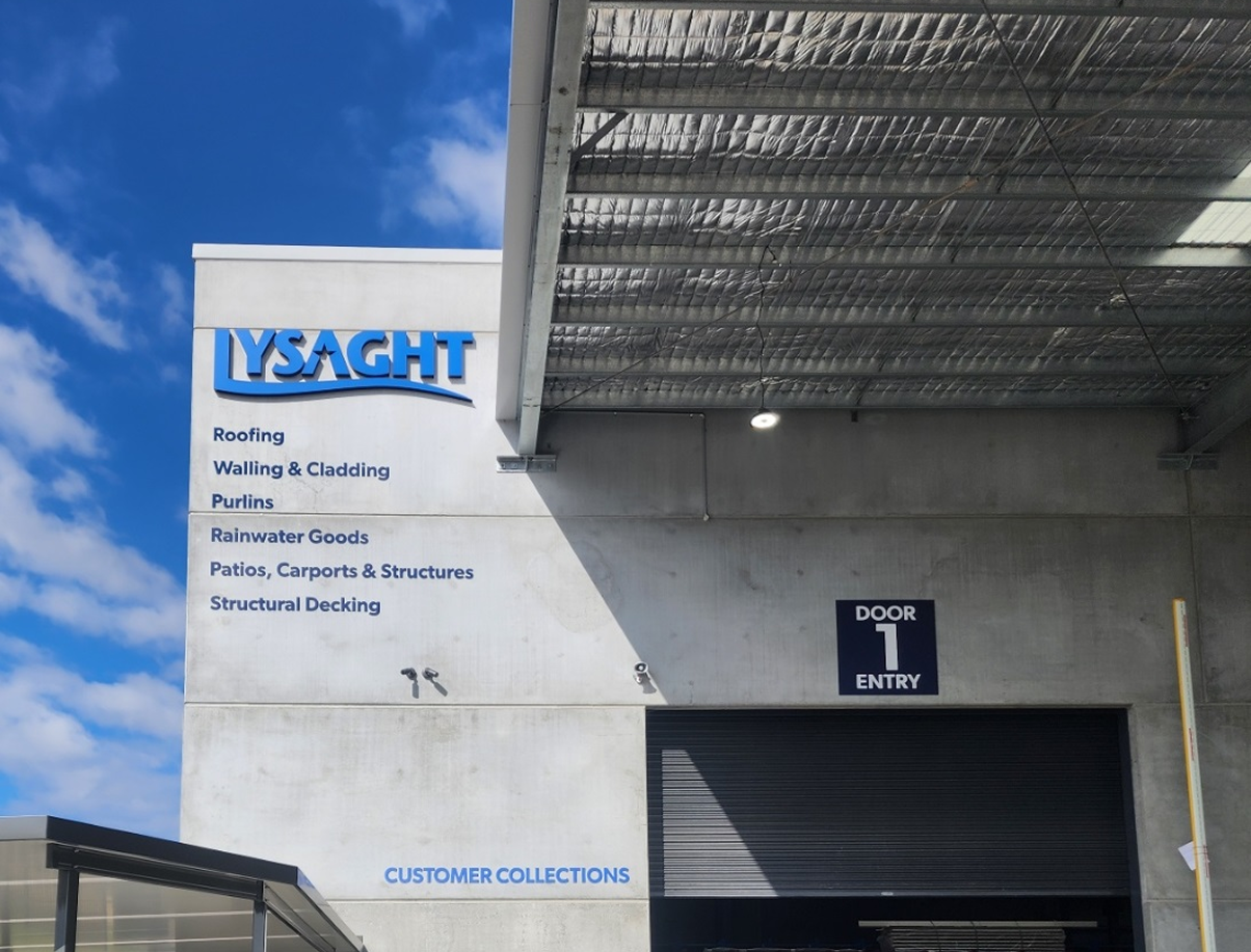 A building with a sign that says lysacht on it A building with a sign that says lysacht on it