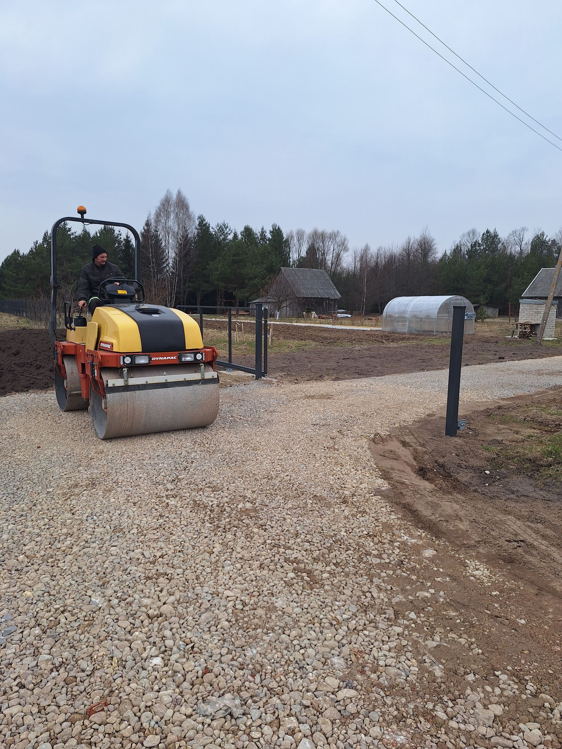 Geltonas volas lygina žvyrkelį