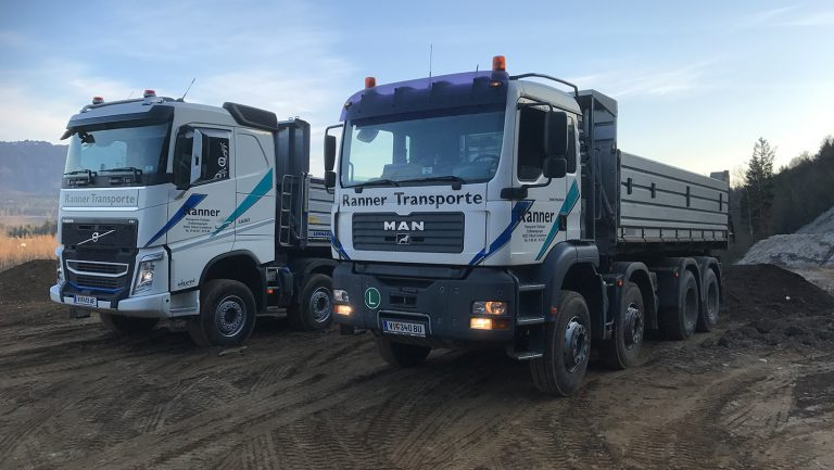 Du sunkvežimiai stovi vienas šalia kito