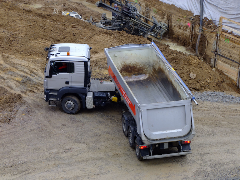 Savivartis stovi ant kelio