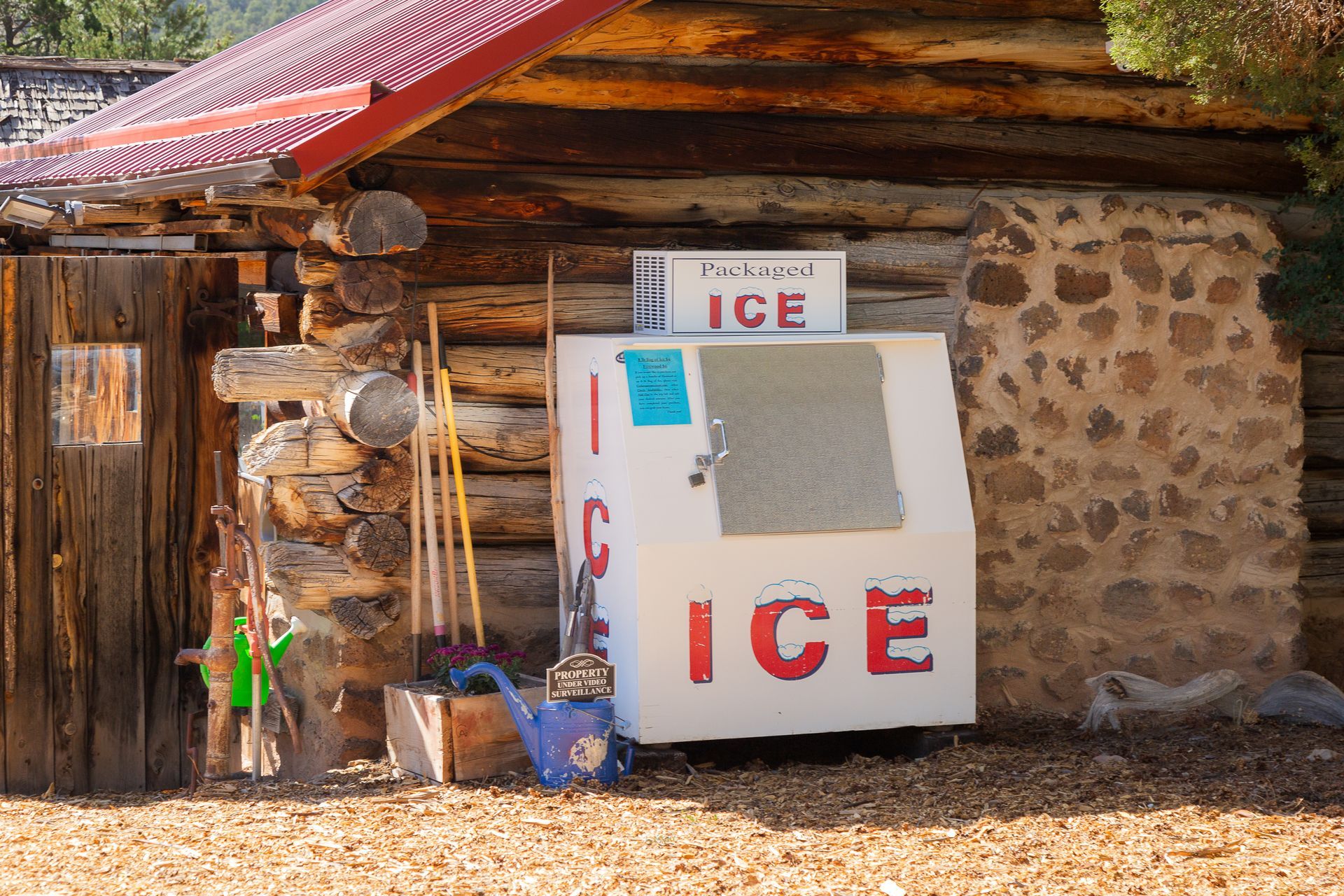 A white box with the word ice on it