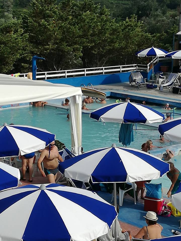 piscina esterna con ombrelloni